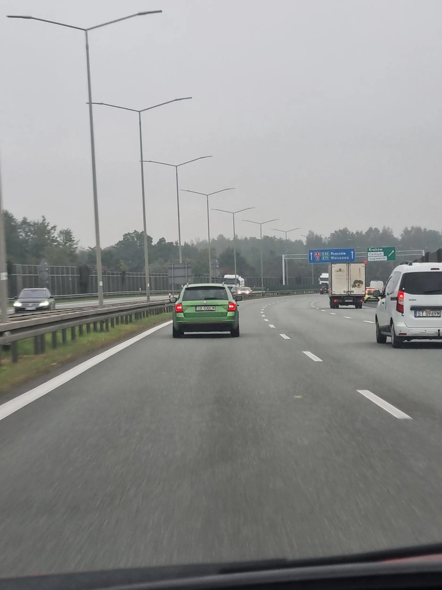 Wyrzuca śmieci pajac na autostradzie
