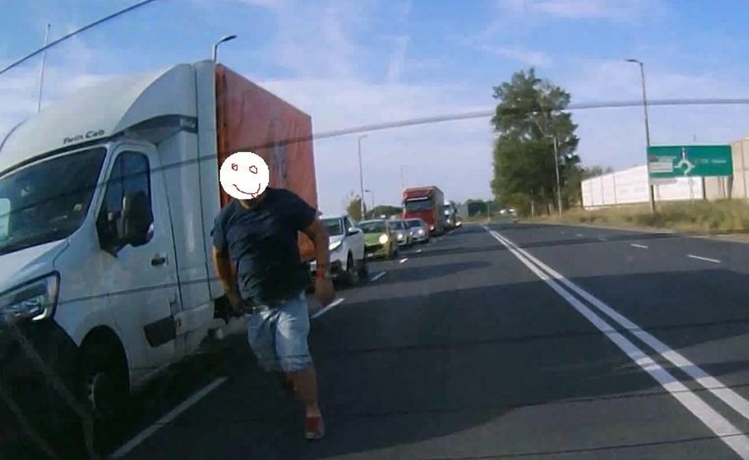 Koszalin, wyjazd na Szczecin, droga zablokowana przez remonty, podjeżdżam i widzę zakorkowane rondo, które praktycznie stoi, jakieś auto zawraca przez ciągłe, chwila zastanowienia czy tu stać, a tu nagle z atak z tyłu świra, który coś sobie uzurpuje regulowanie ruchu czy coś, poblózgał też poprzedzającego go kierowcę. Świrze kierowco zawodowy, podpowiem ci czubku jeden, że są opcje w mapach gogla pokazujące zakorkowane ulice, i jak byś zaczął z nich czasem korzystać to byś nie wylatał z auta jak klasyczny czubek i rozsiewał swoje ścierwo bełkot po ludziach. Zaśmierdziałeś kryminałem syfie. Gratulacje dla firmy MB Logistics za dobieranie i przygotowywanie kierowców. //tablica-rejestracyjna.pl/images/photos/20231031100026.jpg