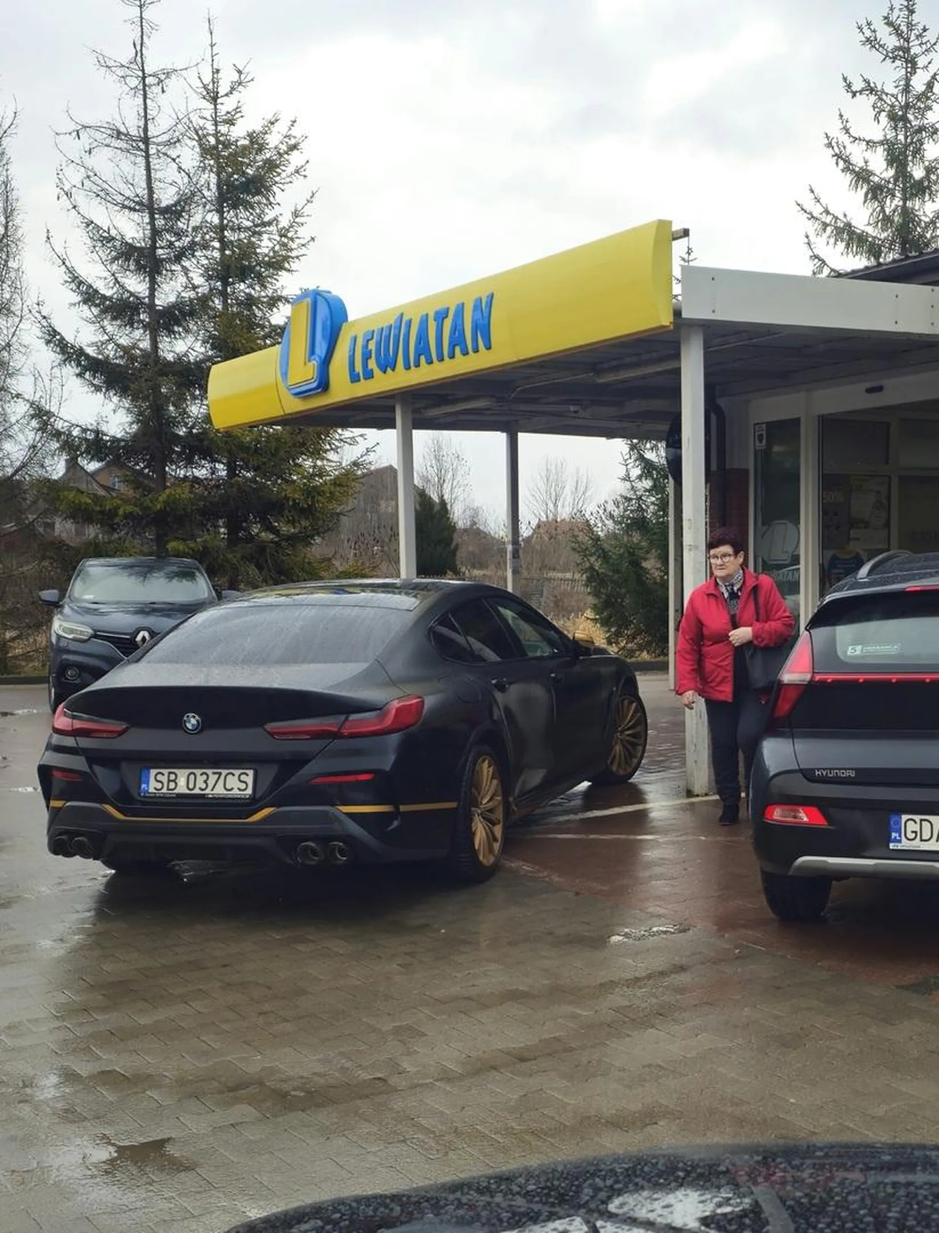 Buc, staje w drzwiach do sklepu że nie da się wejść do środka.. dramat