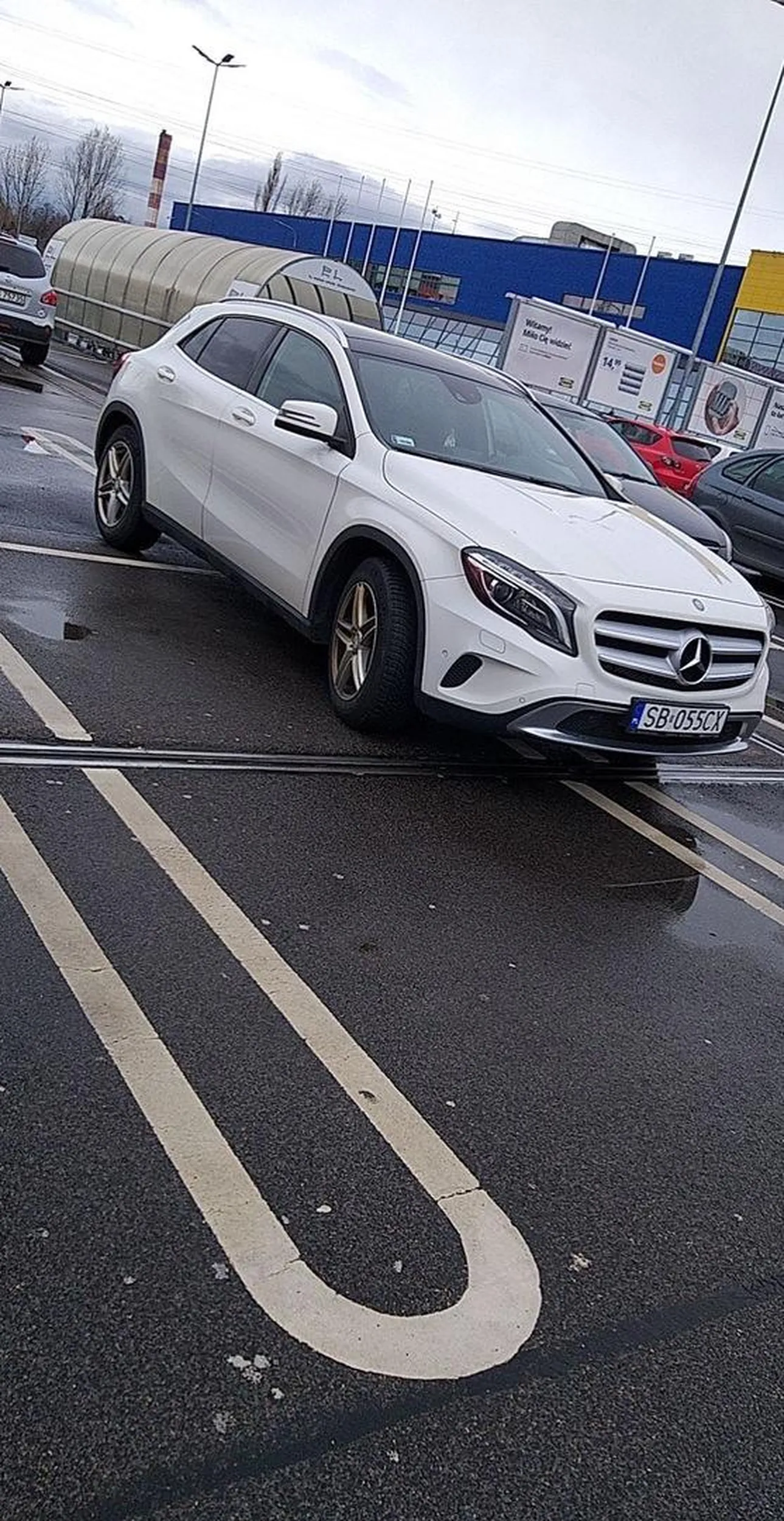 Kierowca na parkingu ikei stwierdził ze jak ma mercedesa to nie zajmie 2 miejsc tylko 4 miejsca parkingowe aż żałuje ze nie miałem karnych naklejek za to