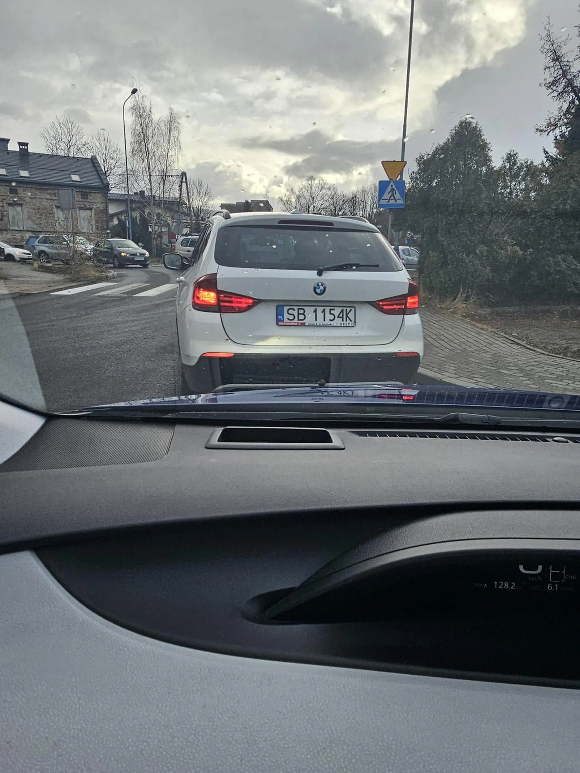Skręt w lewo z prawego pasa, bez kierunkowskazu jak na prawdziwego kierowców BMW. Tylko czekać aż rozbije to BMW