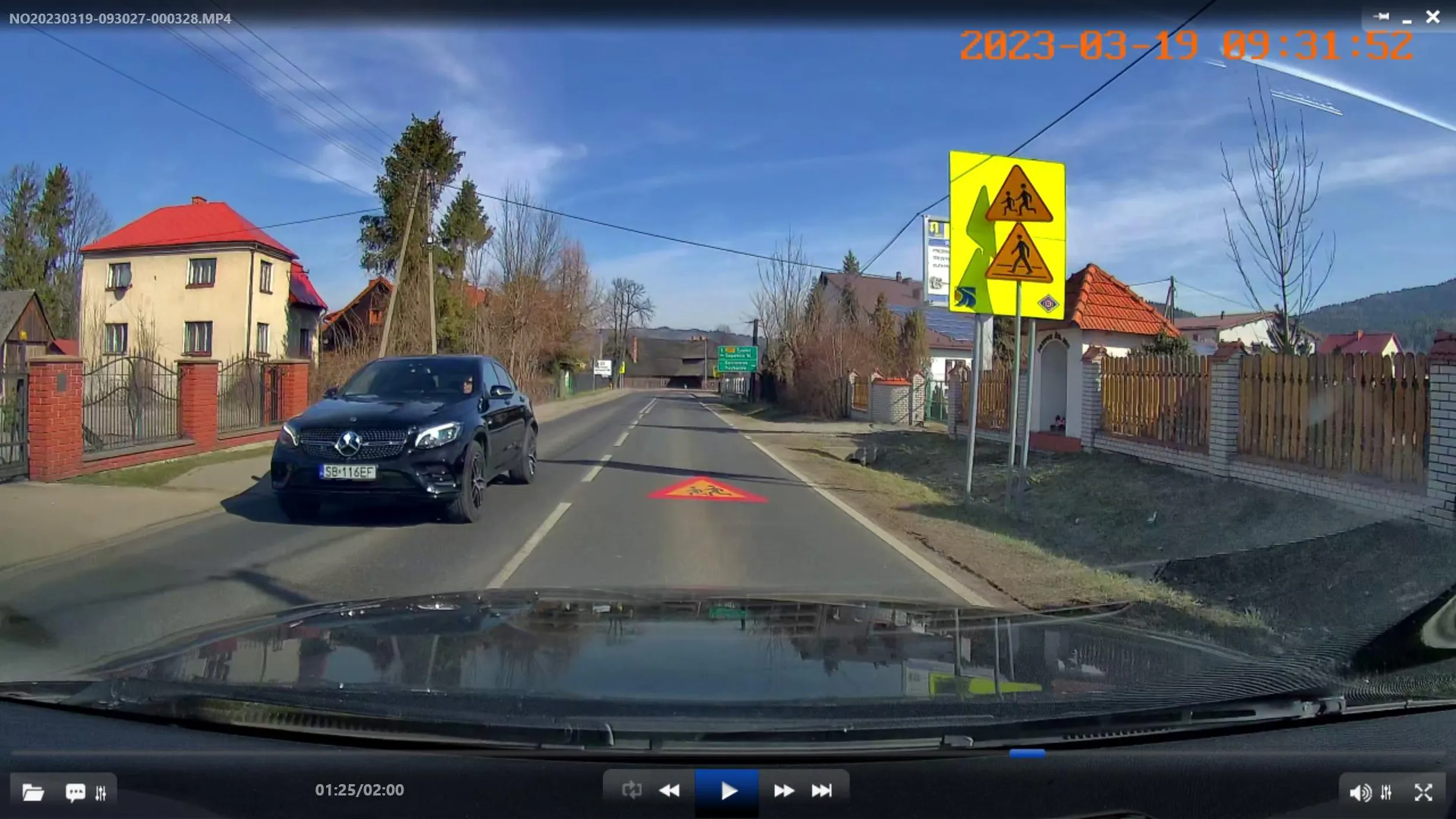 W Jeleśni w powiecie żywieckim młody kierujący pojazdem marki Mercedes Benz, chyba GLC lub GLE C w kolorze czarnym wyprzedził kolumnę pojazdów jadącą z przepisową prędkością na podwójnej ciągłej i do odcinki na każdym biegu, zawrócił i do odcinki w druga stronę. Życzę mu żeby to ktoś z jego rodziny znalazł się na jego drodze. W zabudowanym mial grubo ponad 100km/h.