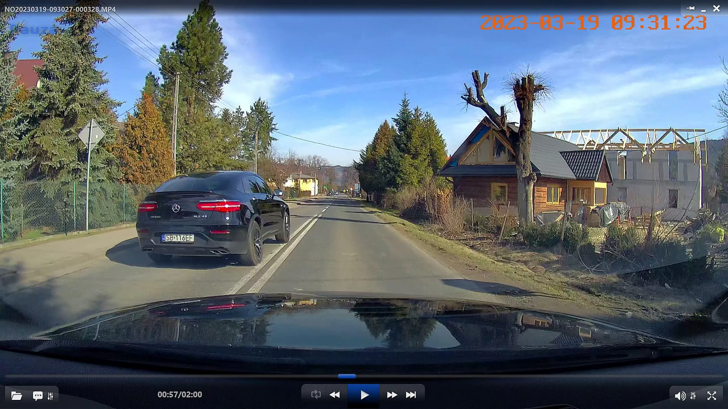 W Jeleśni w powiecie żywieckim młody kierujący pojazdem marki Mercedes Benz, chyba GLC lub GLE C w kolorze czarnym wyprzedził kolumnę pojazdów jadącą z przepisową prędkością na podwójnej ciągłej i do odcinki na każdym biegu, zawrócił i do odcinki w druga stronę. Życzę mu żeby to ktoś z jego rodziny znalazł się na jego drodze. W zabudowanym mial grubo ponad 100km/h.