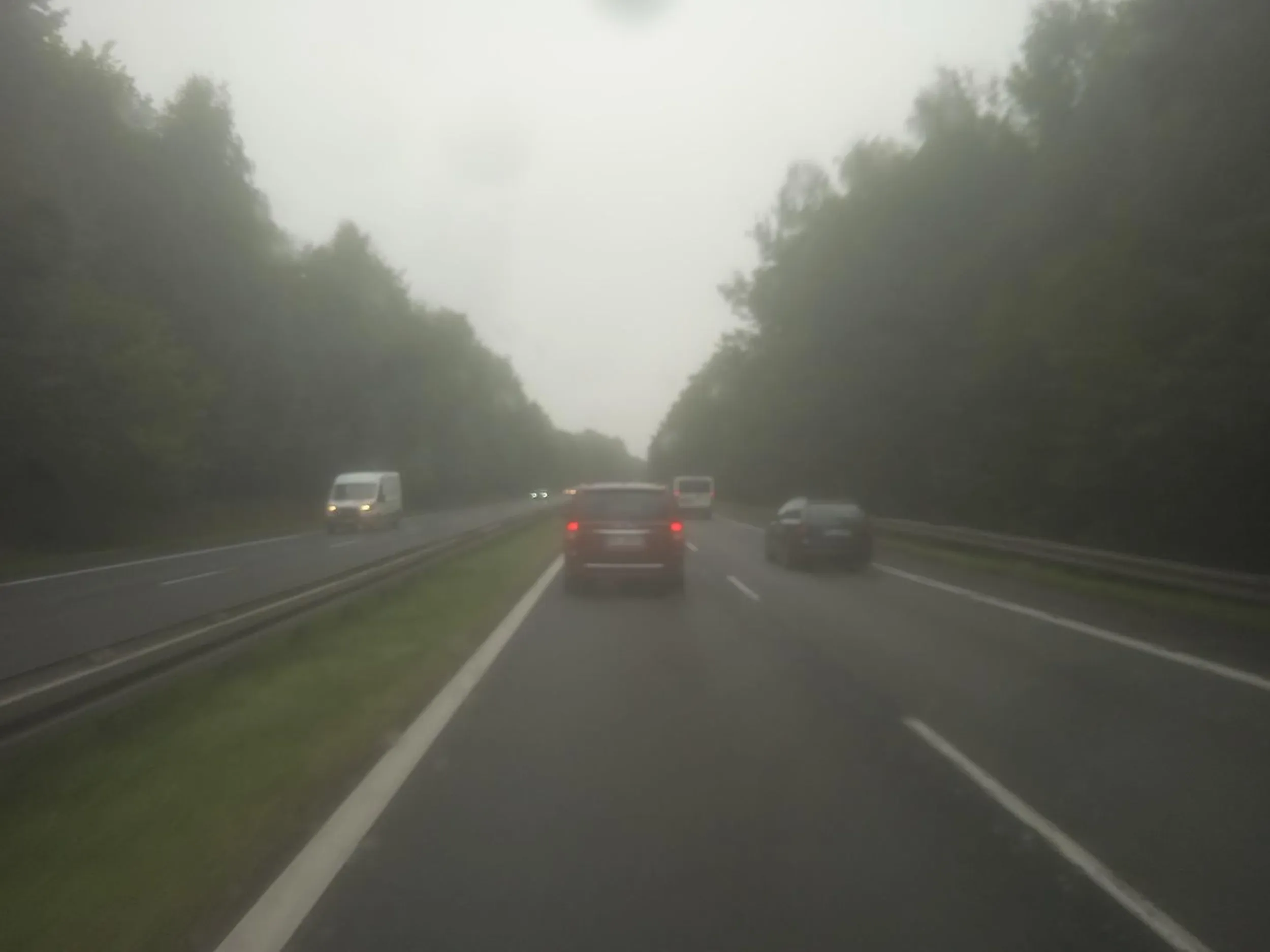 Czerwony chrysler. Zepchnal mnie z drogi na zwezeniu w tychach po czym gaz do dechy i w nogi. Niestety busem go nie doszedlem. Nagranie weszlo idealnie. Niebawem do zobaczenia na stop cham. Tablice nie beda zamazane. Zdjecie fatalne.