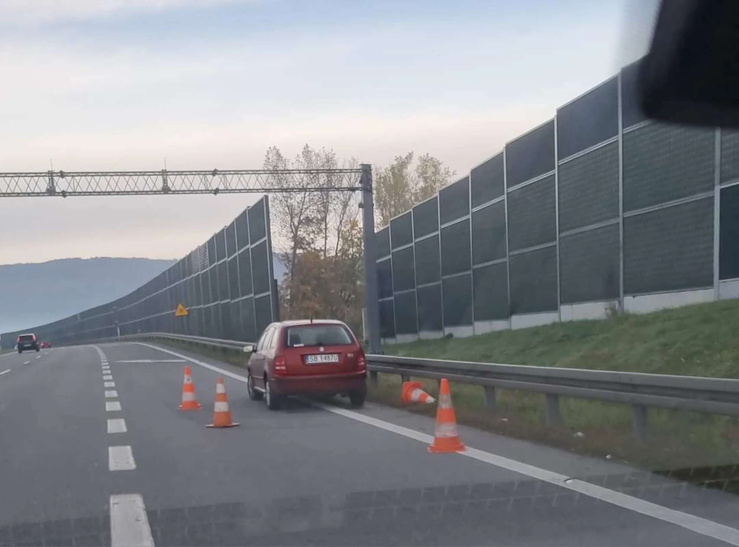 Samochód tego kierowcy co najmniej dwie doby blokował sam początek pasa rozbiegowego w Kalnej w kierunku Bielska-Bialej. Kierowca bez kompletnej wyobraźni zostawił go nawet bez trójkąta ostrzegawczego. Przyczynił się zapewne do wielu niebezpiecznych sytuacji zmuszając kierowców do gwałtownego hamowania.