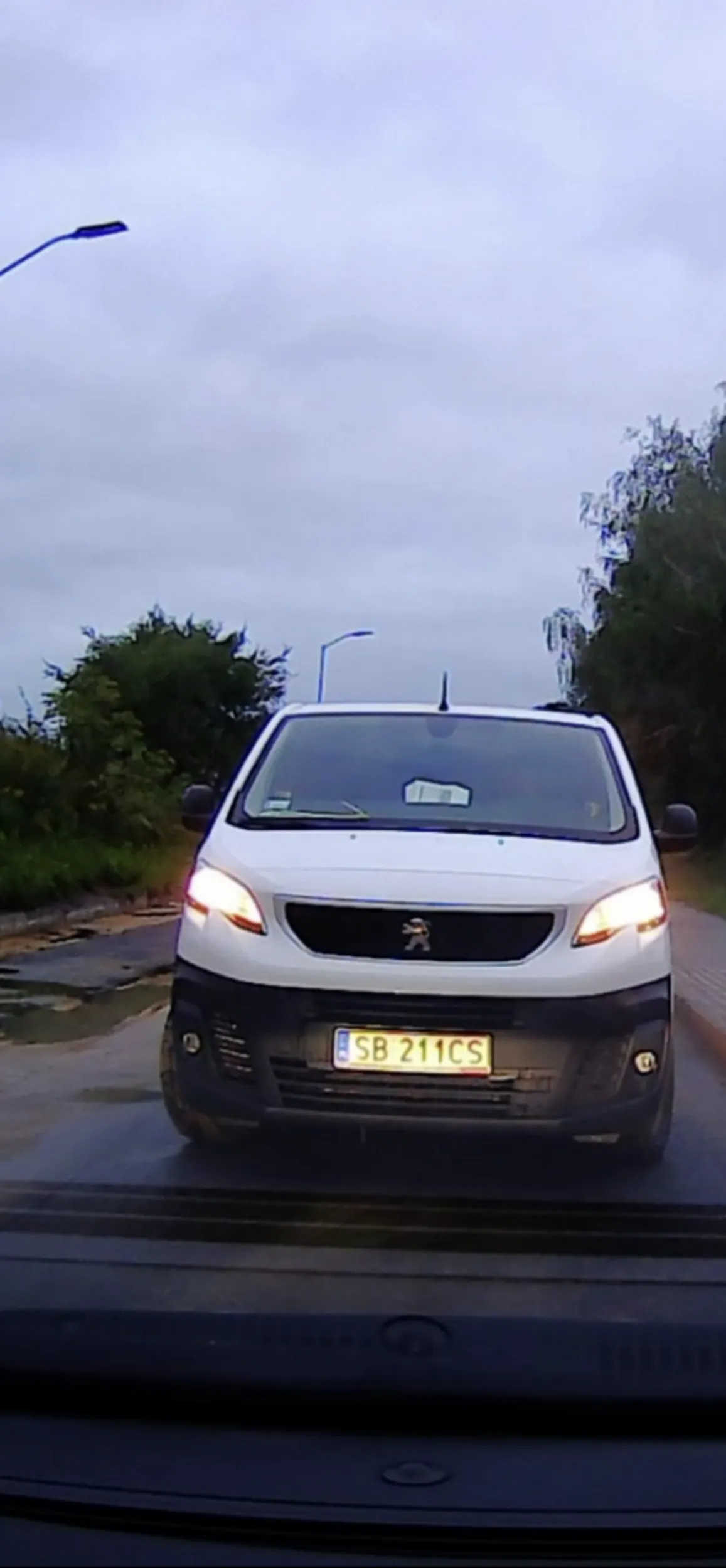 Imbecyl drogowy ciśnie na czołowe po czym tamuje ruch