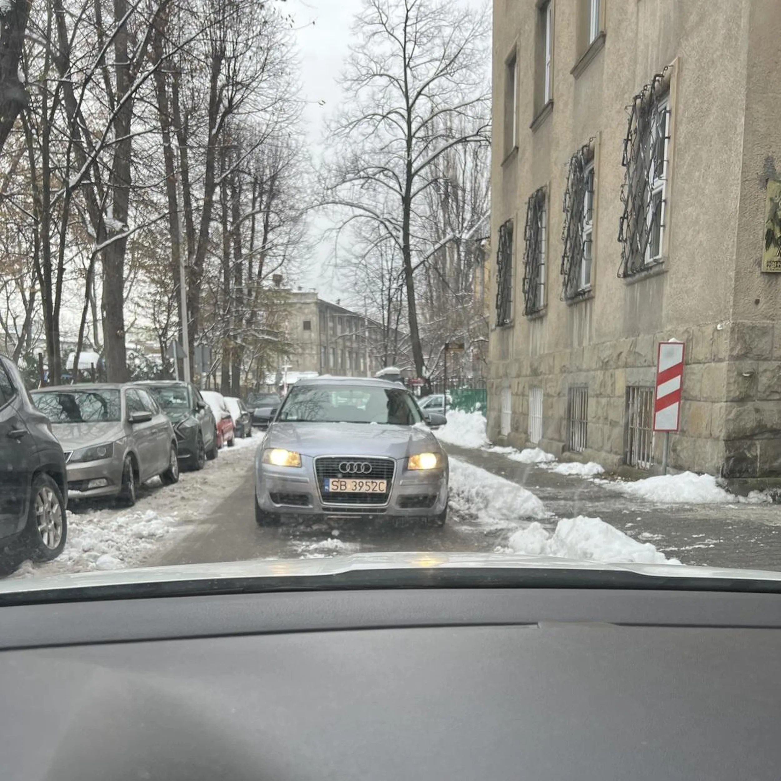 jełop zastawia drogę wzdłuż i wszerz bo musi wysadzić emerytkę pod drzwiami, po 5 minutowym patrzeniu na siebie wzajemnie wyszedł z samochodu i pulta się, dlaczego wjechałam w ulicę i uniemożliwiłam mu odjazd skoro on wielki pan stał na środku drogi. w najgłębszym poważaniu mam to, że przeszkadza ci kupka śniegu do zaparkowania w miejscach do tego wyznaczonych. gdy zaproponowałam, że legalność takiego postoju może wytłumaczyć mu policja, to zawinął cztery litery w samochód i nagle potrafił wycofać. tfu.