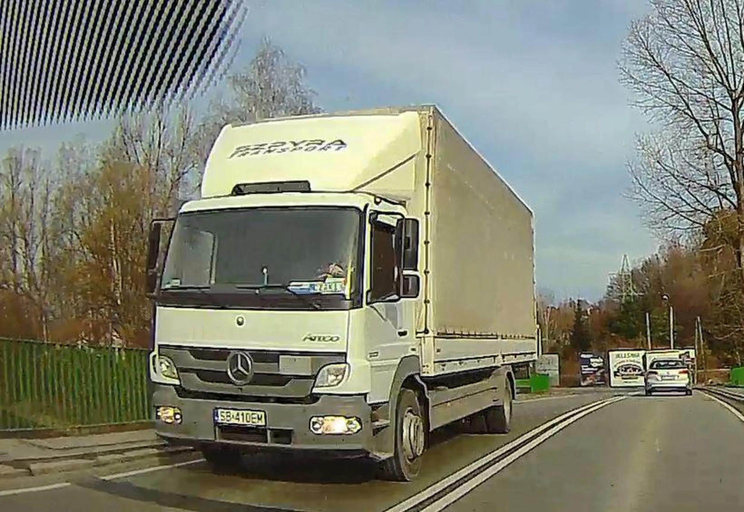 W lewej ręce papieros, w prawej telefon.