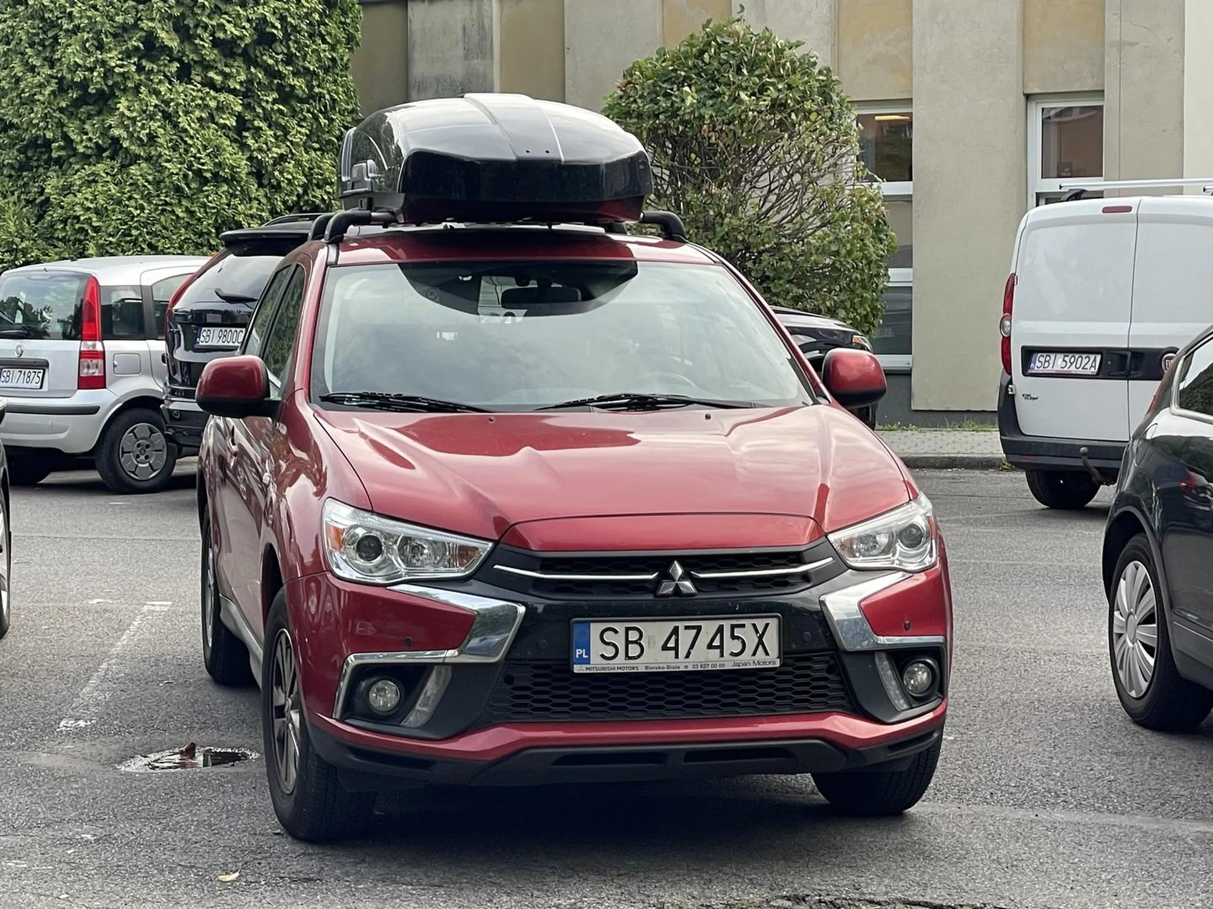 Gdyby przy okazji prawa jazdy wymagano by testów psychologicznych - ta kobieta by nie dostała ? Stoję na parkingu przy swoim samochodzie i rozpakowuję bagaże - akurat wyciągałam z tylnich siedzeń - a ta stanęła do skrętu i mruga - że jej przeszkadzają moje otwarte drzwi. No ale na parkingu było pełno wolnych miejsc ? a jak baba chciała czekać - jej sprawa. Niemniej - na tym parkingu lubi podjeżdżać i „wywierać presję”. Trochę życzliwości więcej.