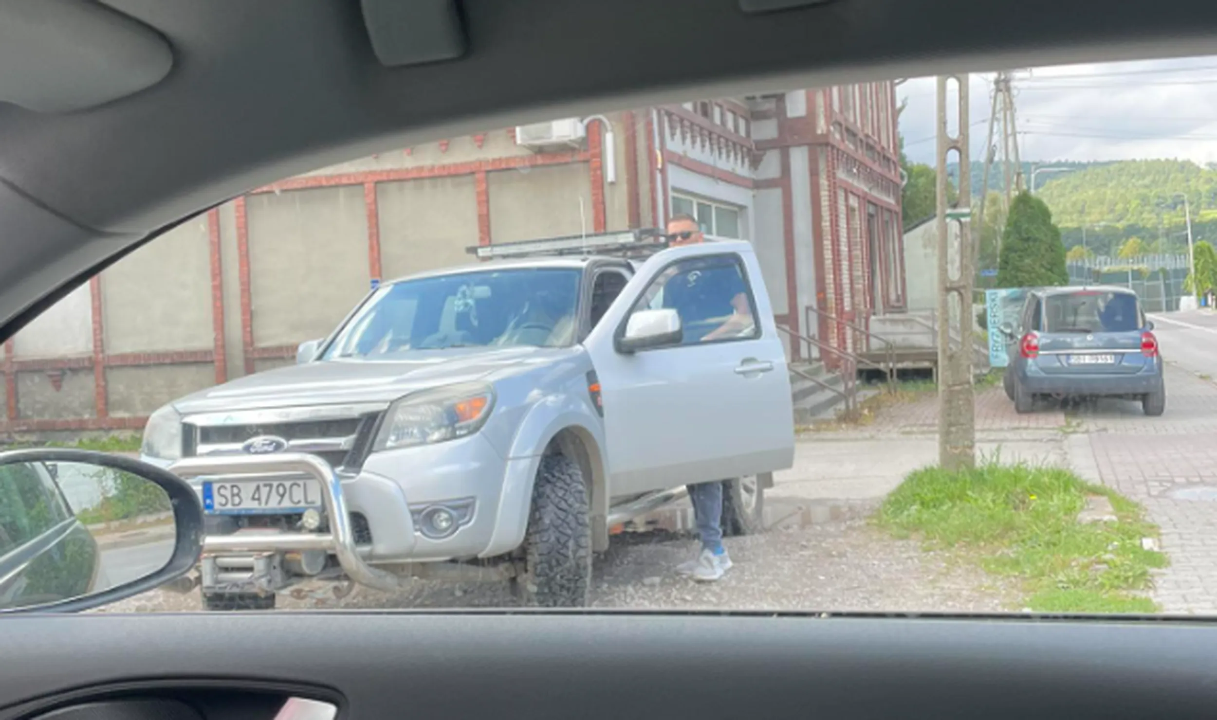 UWAGA! Zboczeniec obnaża się przed kobietami w samochodach! Pokazują swoją żałosną kuśkę!