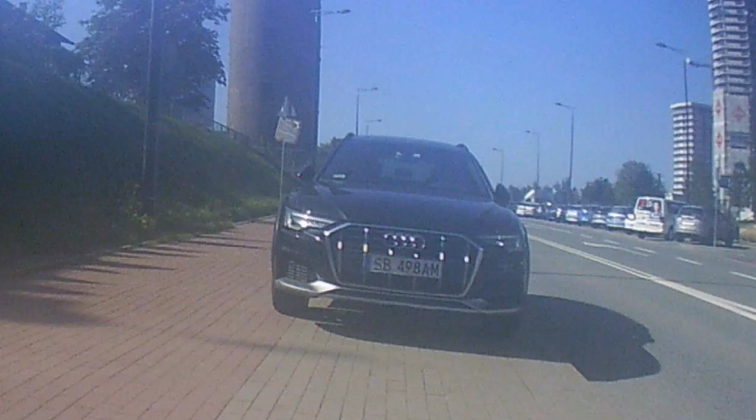 Tak prostacka świnia codziennie blokuje autem chodnik przy ulicy Góreckiego w Katowicach