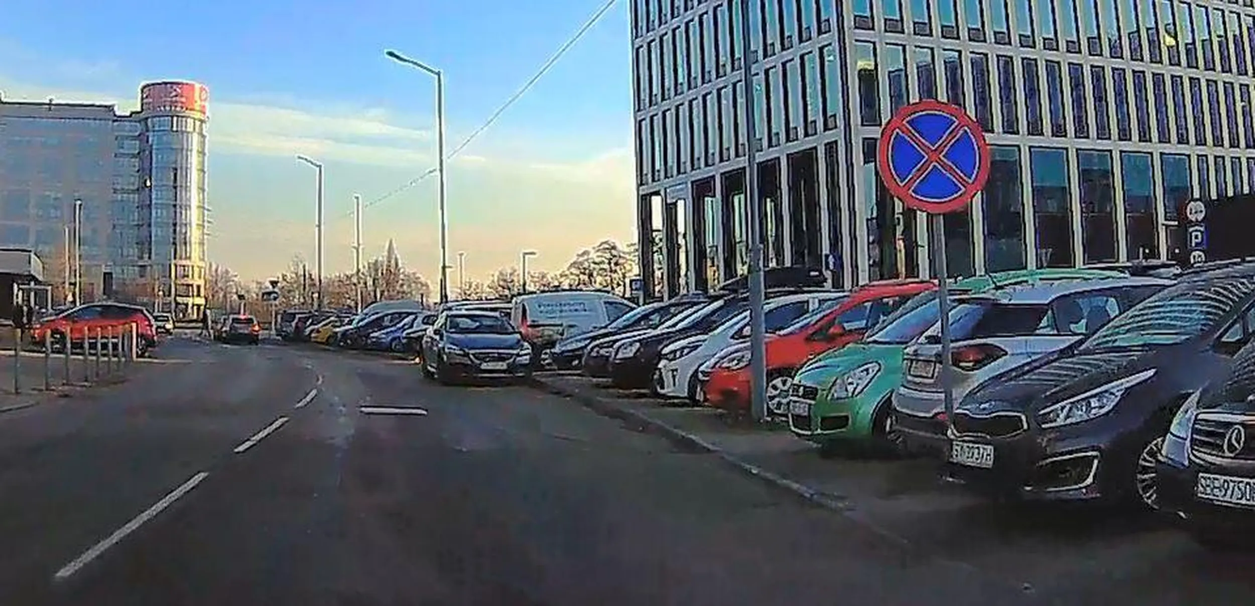 Zakaz zatrzymywania się? To przecież świetne miejsce, by zaparkować swojego gruza.