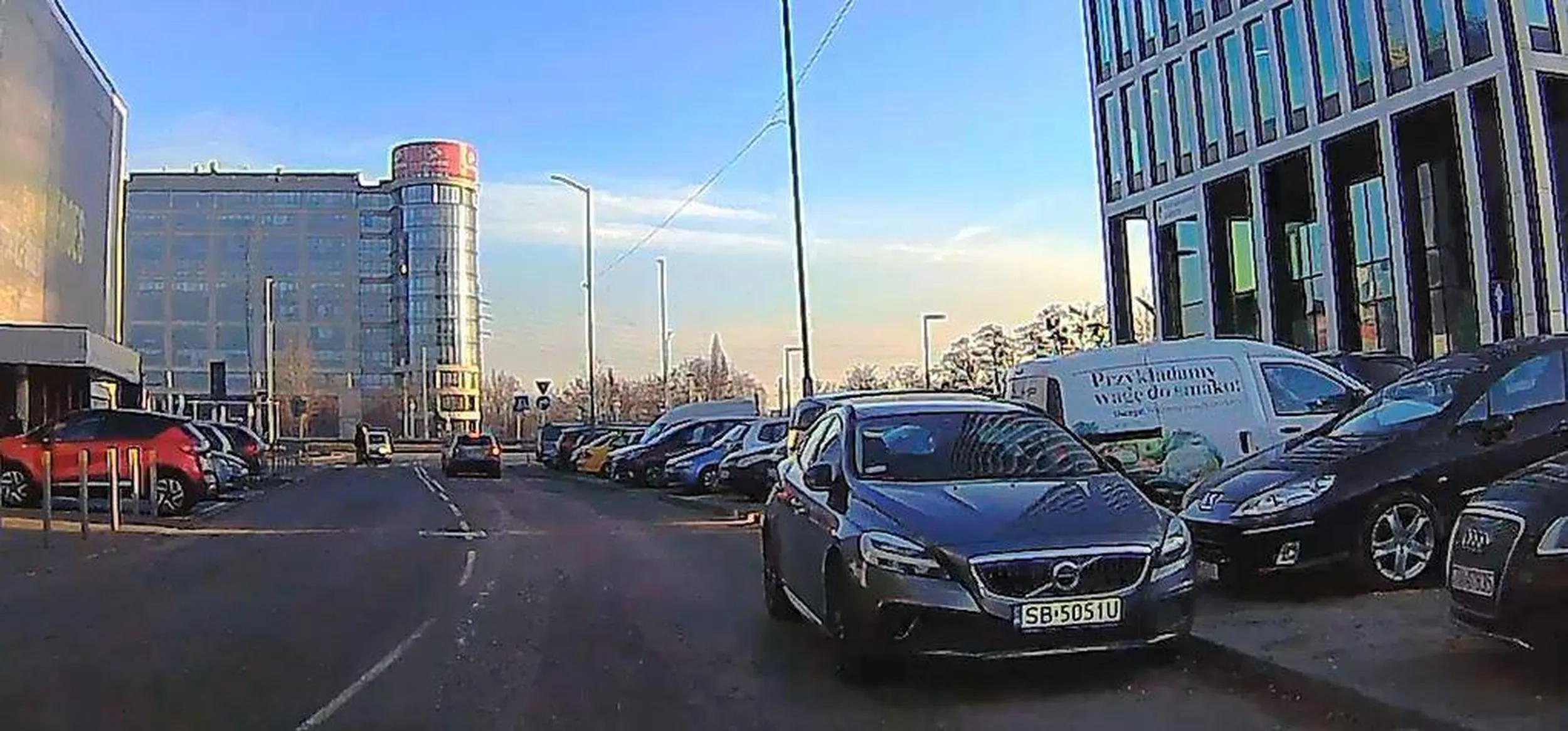 Zakaz zatrzymywania się? To przecież świetne miejsce, by zaparkować swojego gruza.