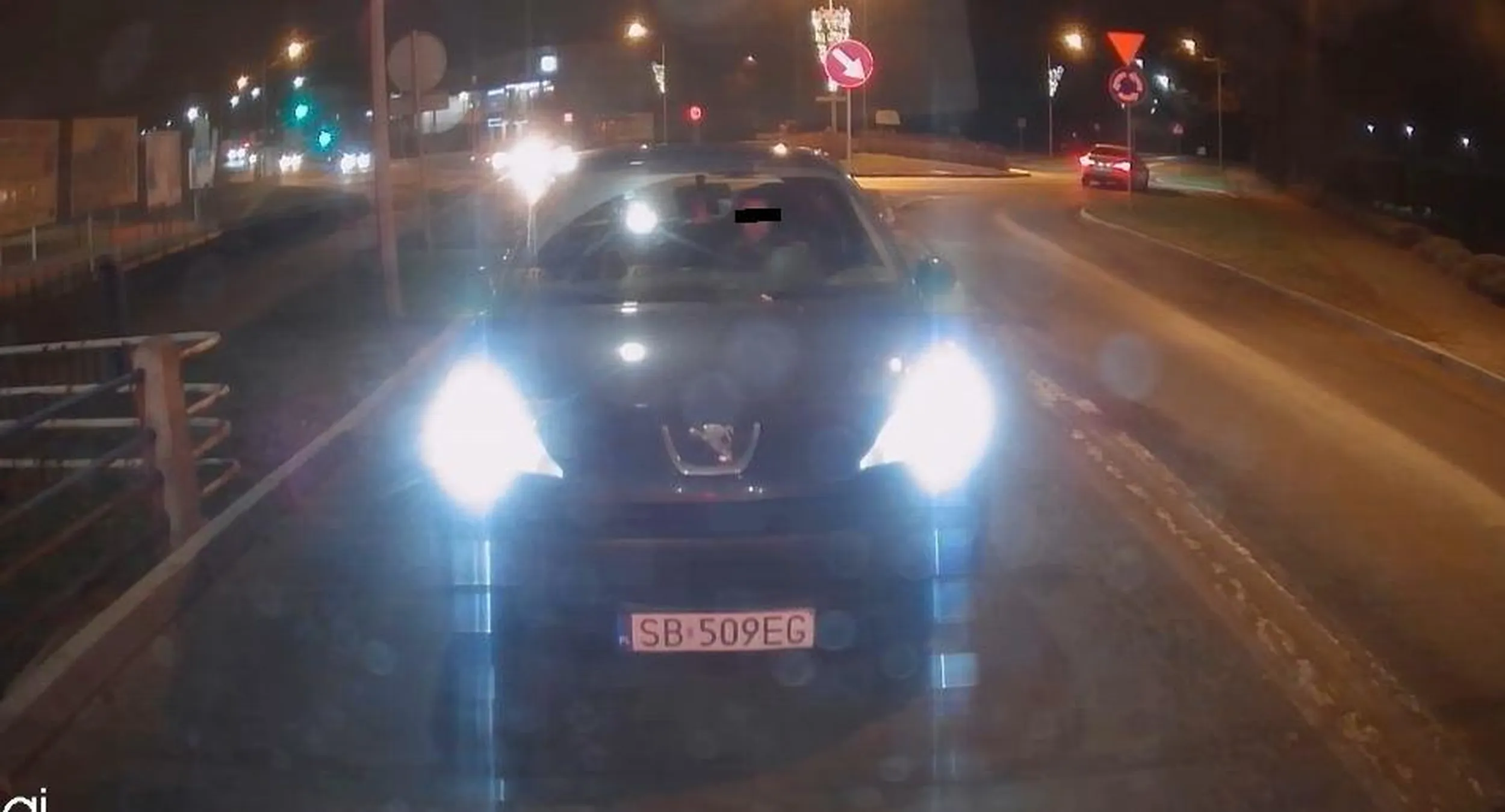 dobrze że peugeot ma dobre hamulce.