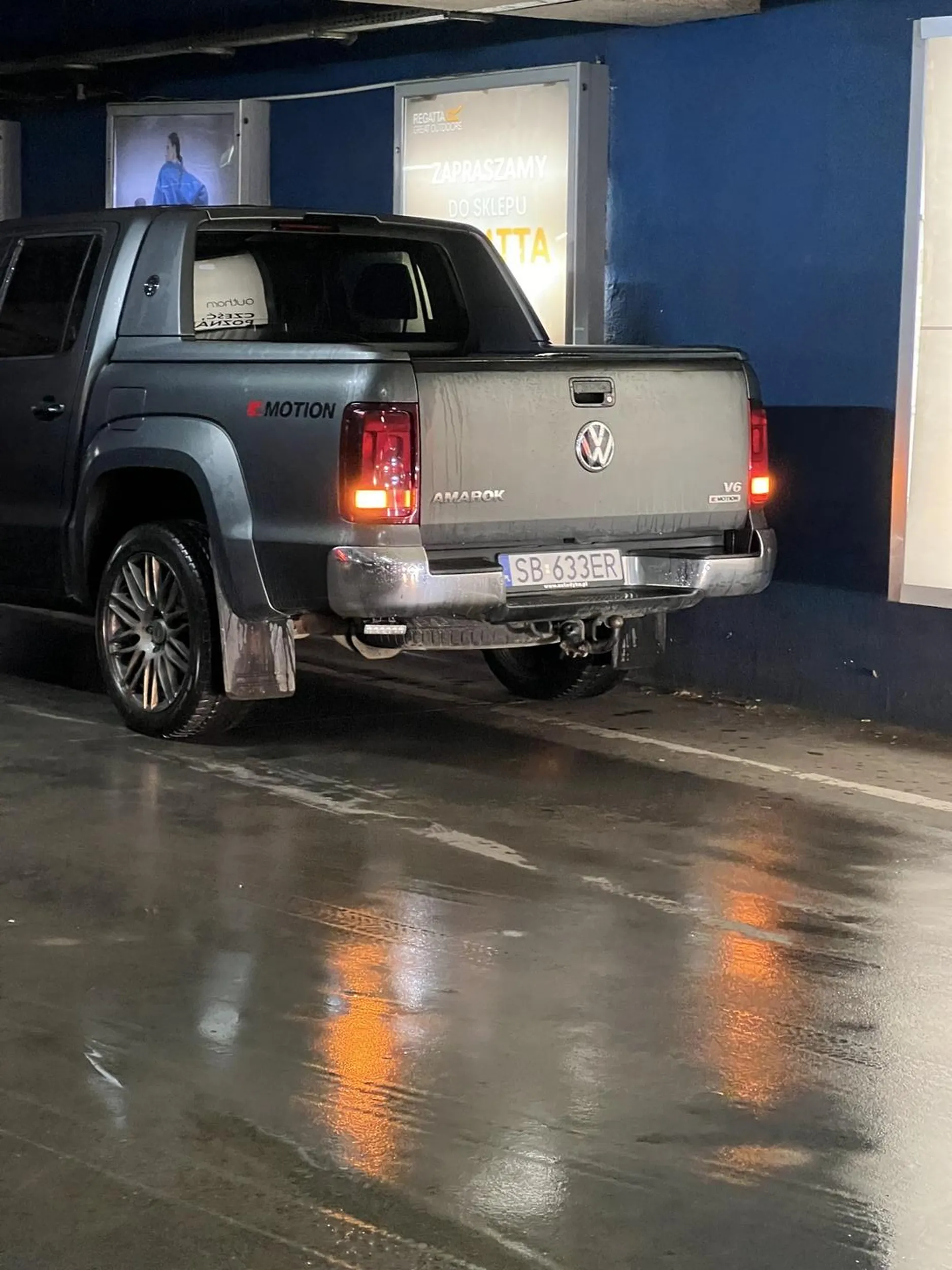 Absolutny bezmózg. Zaparkował zaraz obok wejścia do galerii na drodze, włączył awaryjne i po godzinie jak z galerii wychodziłem nadal tam stał pomimo masy wolnych miejsc. Efekt taki, że pas był cały czas zakorkowany i ludzie mieli problem z wyjazdem.