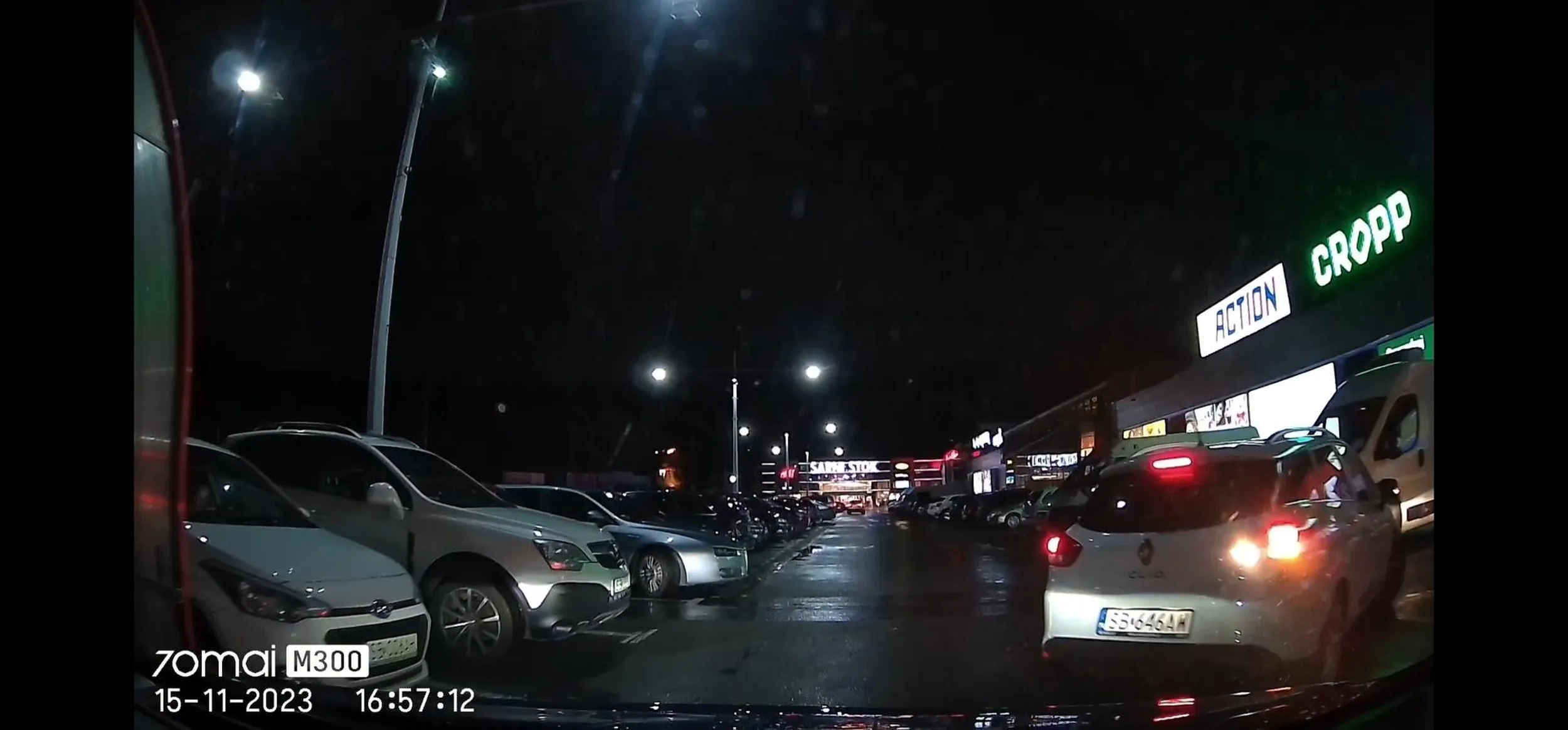 Pajac myśli że ma pierwszeństwo wyjeżdżając z miejsca parkingowego. Następnym razem wale i nie będę hamowal