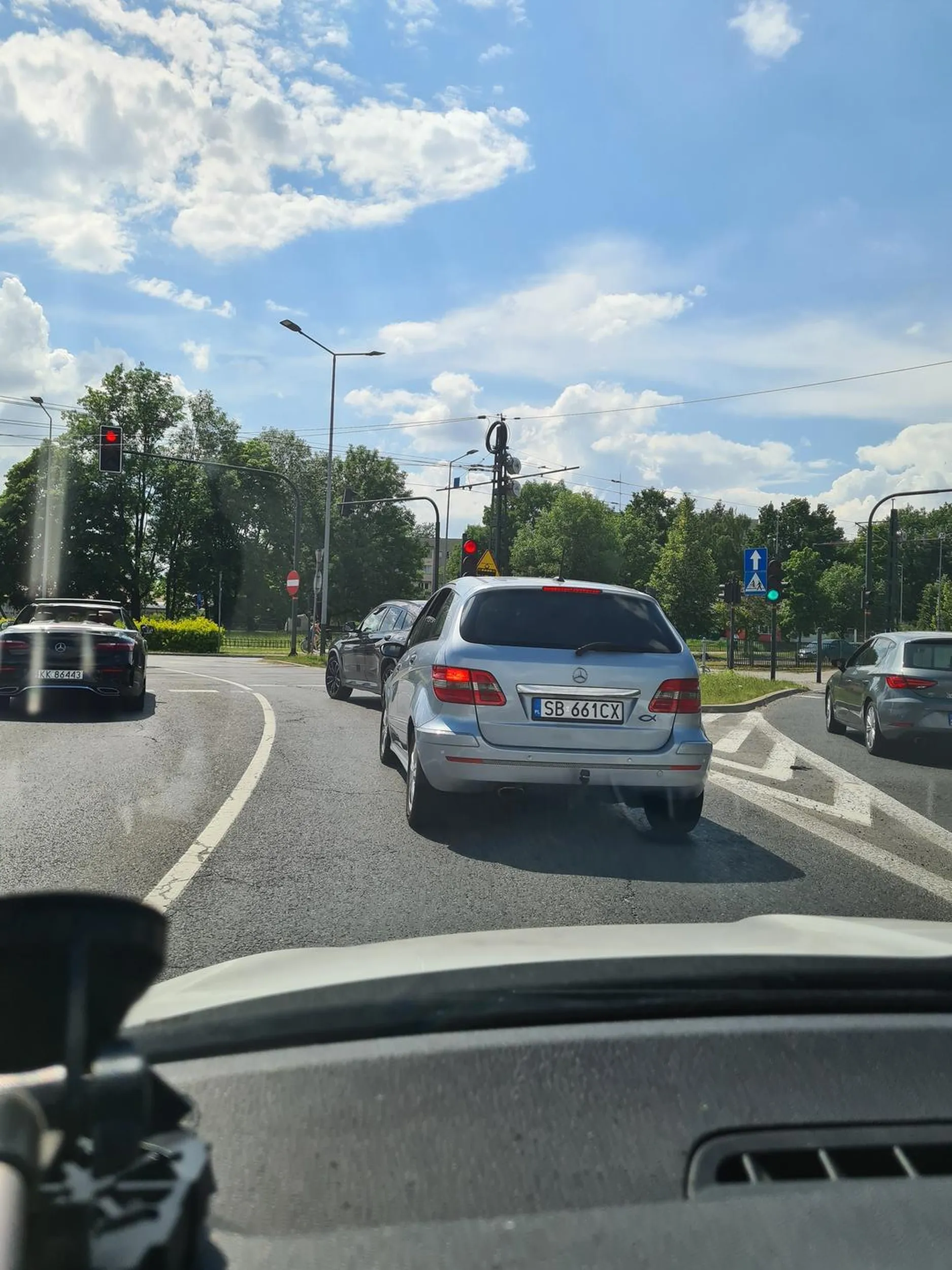 Kierowca jeździ niebezpiecznie