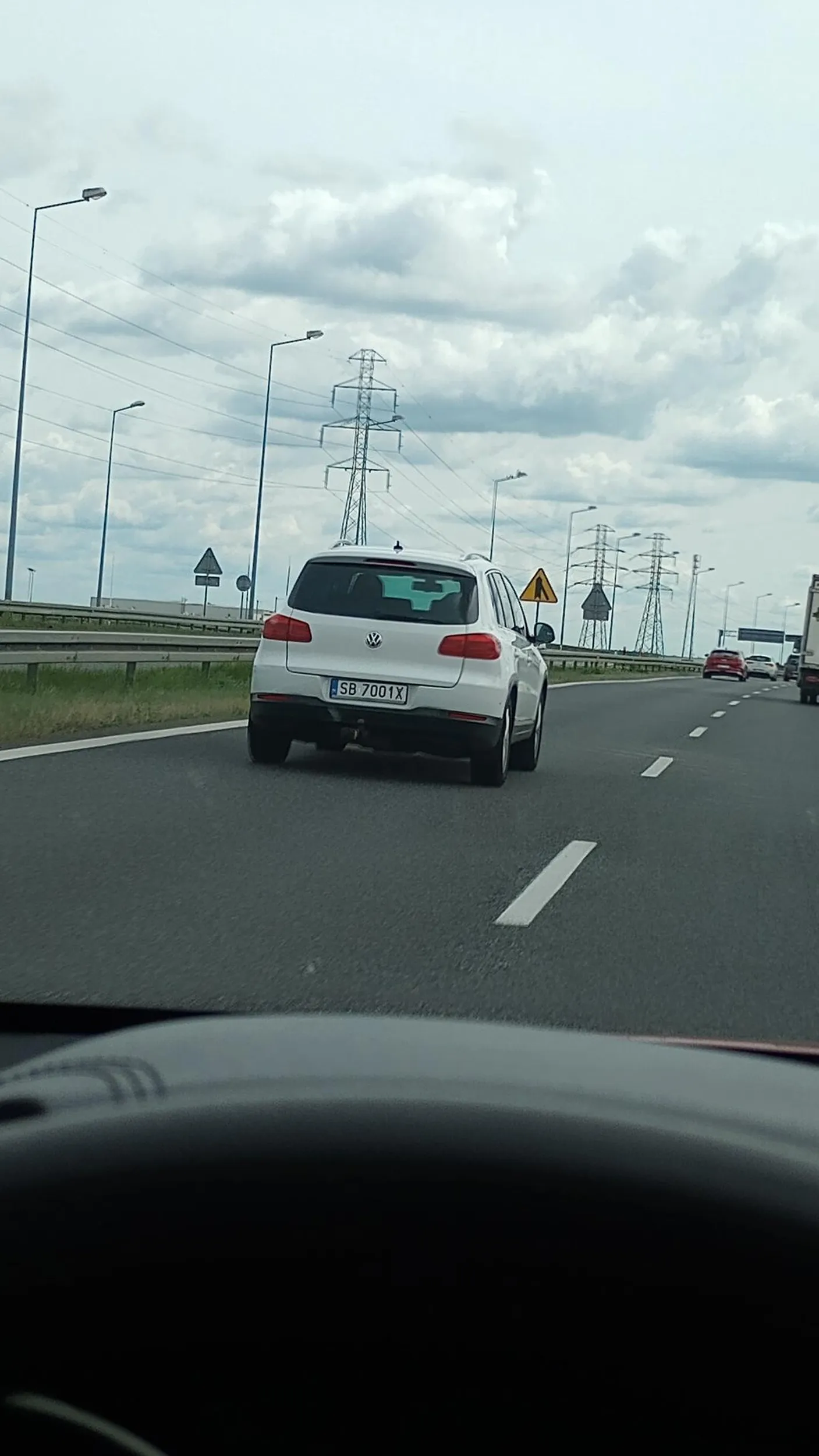 Ćwoku, jak łatwiej jest ci włączyć długie zamiast zahamować żeby ktoś mógł kulturalnie suwakiem wjechać przed ciebie na autostradzie, to wróć się na kurs prawa jazdy. A za jakieś późniejsze dohamowywanie i blokowanie Mam nadzieję, że kiedyś ktoś za tobą zjedzie na parking nakrzyczeć :)
