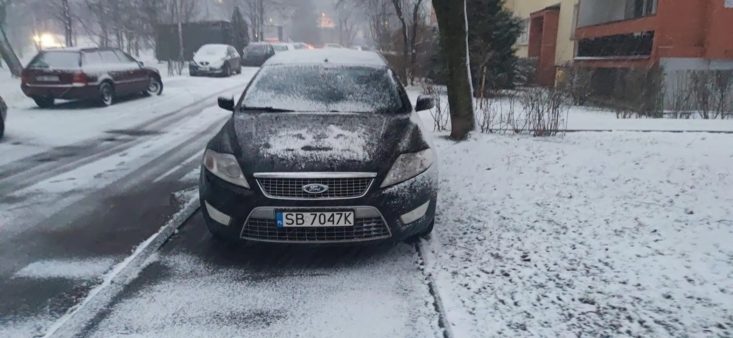 nieważne że chodnik, ważne że blisko klatki :D