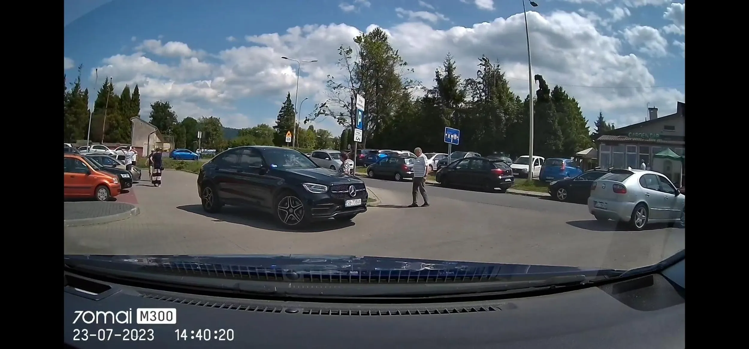 Przypominam że jak wyjeżdżasz samochodem tylko w niedzielę do intermarche to tam też obowiązuje cię zasada prawej strony. Miałeś mnie z prawej i to Ja miałem pierwszeństwo. Polecam wrócić na kurs prawa jazdy