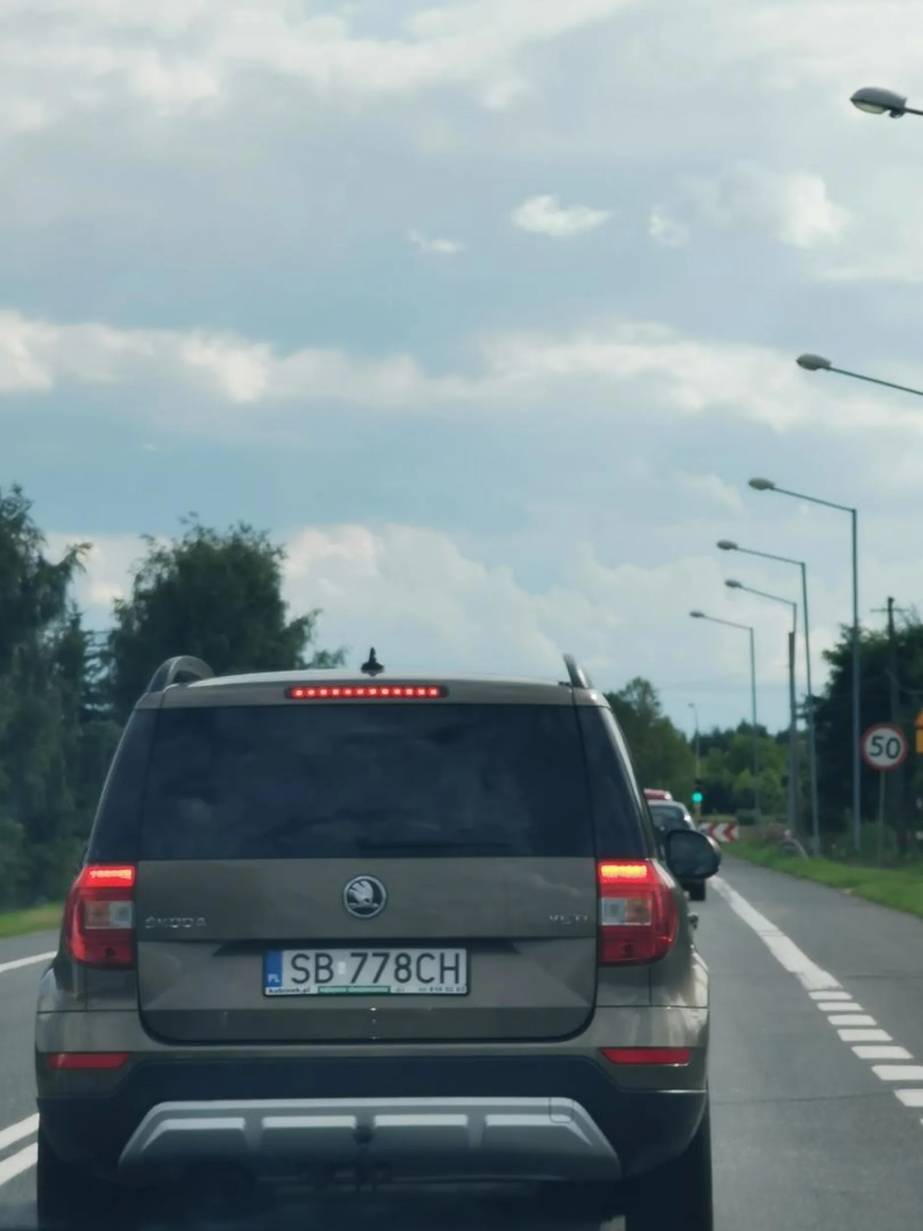 Kierowca wyprzedza na pasach, nie poczeka minuty tak się spieszy