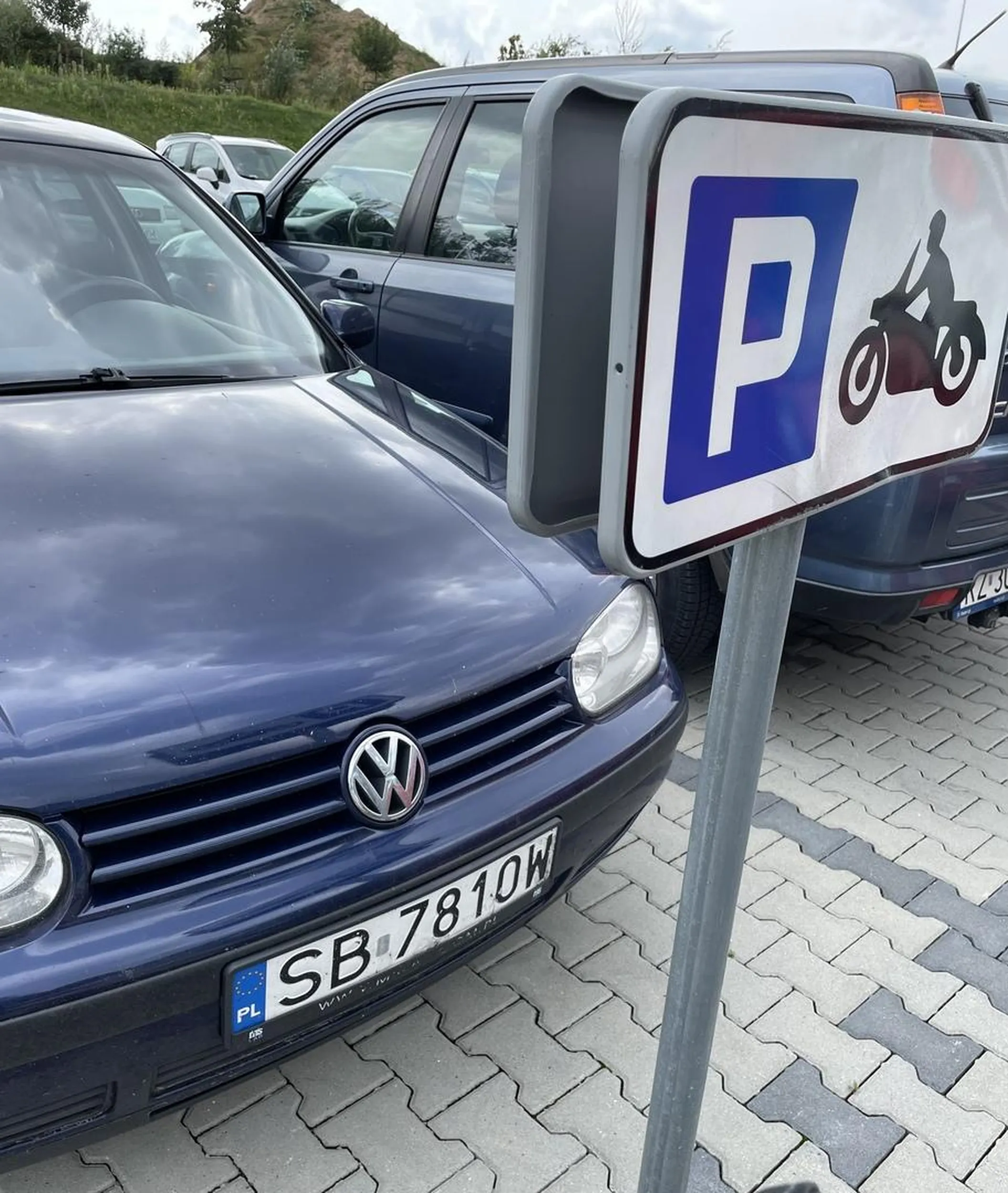 Zajmuje miejsce dla motocykli.