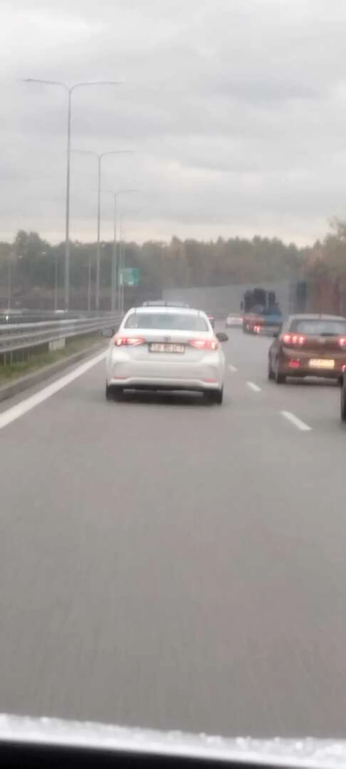 3 listopada 2023 r. Zjazd z A1 na DTŚ - rejon węzła Sośnica w Gliwicach. Najpierw "włączył" się wymuszając pierwszeństwo a następnie do samych Katowic jechał lewym pasem ( skrajnym ) mimo że środkowy i prawy skrajny były wolne - "mistrz kółka różańcowego". Domyślam się że to samochód służbowy i liczę że jego przełożeni zwrócą uwagę na jego styl jazdy. Nie polecam spotkania z tym gościem na drodze publicznej !