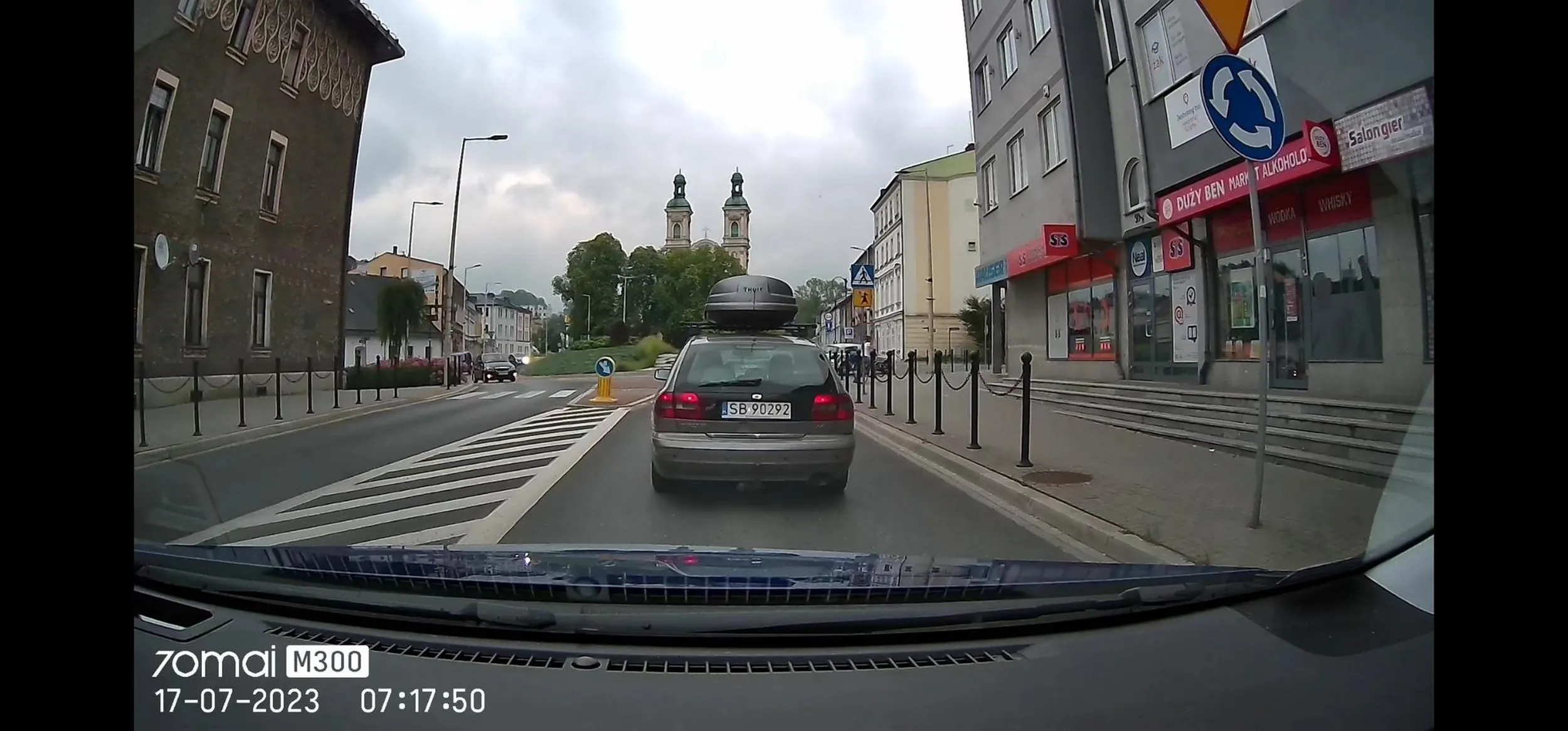 Zagrożenie na drodze. Jeździ na czerwonym i myśli że ma pierwszeństwo.