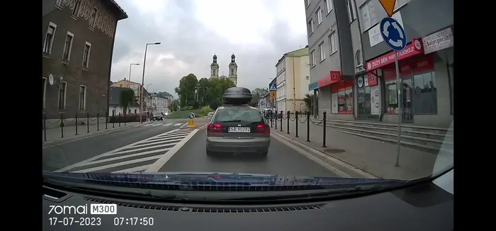 Zagrożenie na drodze. Jeździ na czerwonym i myśli że ma pierwszeństwo.