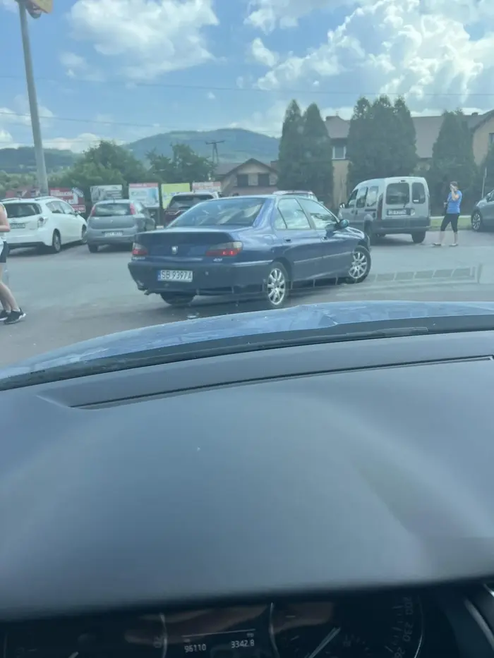 Baba włazi do auta jak do obory. Dziwi na oścież i nie zważa na stojące obok auto. Ma szczęście że trafiła w klamkę.