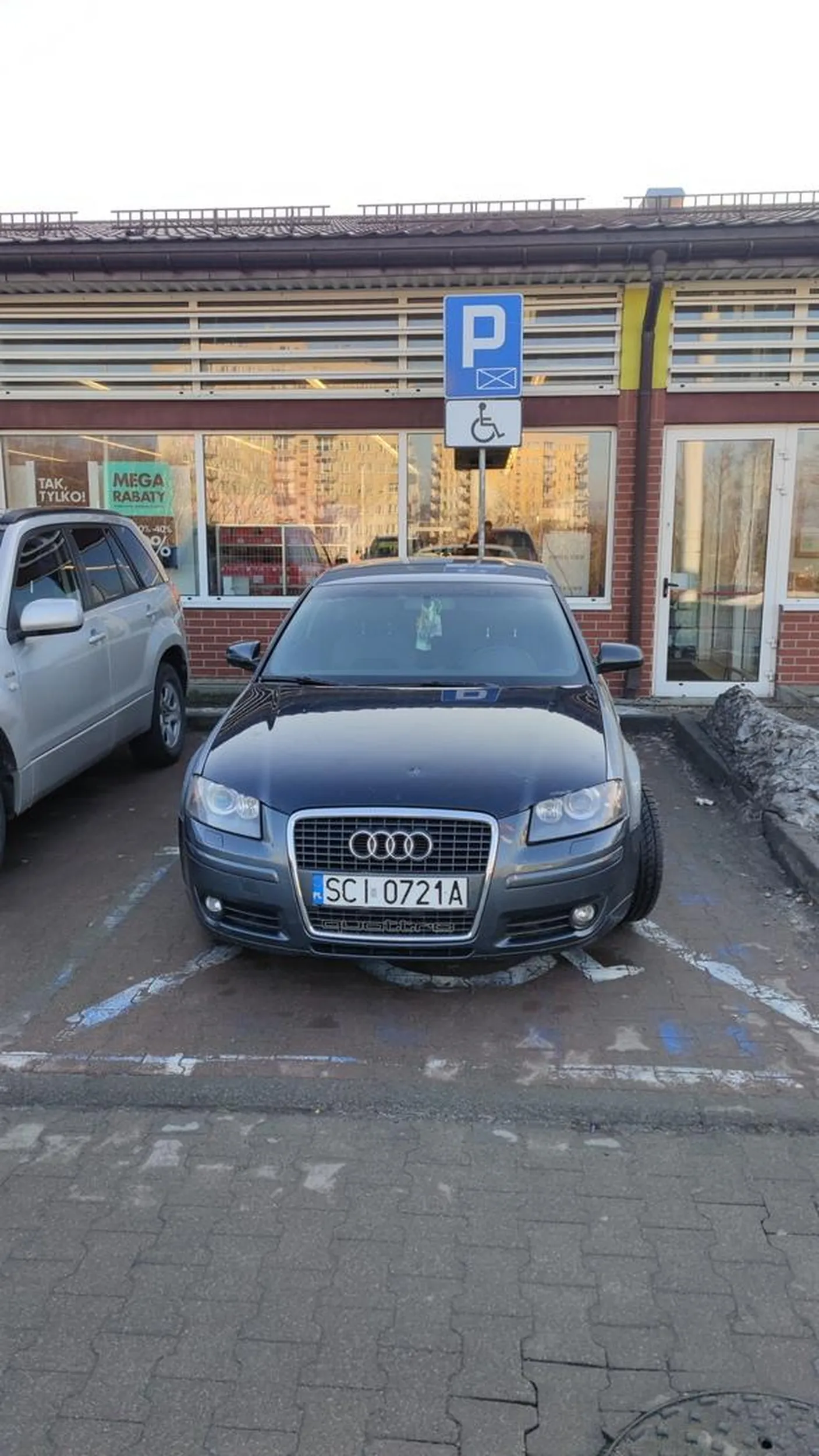 Młody byczek pomimo zauważenia wolnych miejsc 20 metrów dalej, zawrócił i zaparkował swoje zdezelowane Audi na jedynym miejscu dla niepełnosprawnych żeby mu było blisko do wejścia.