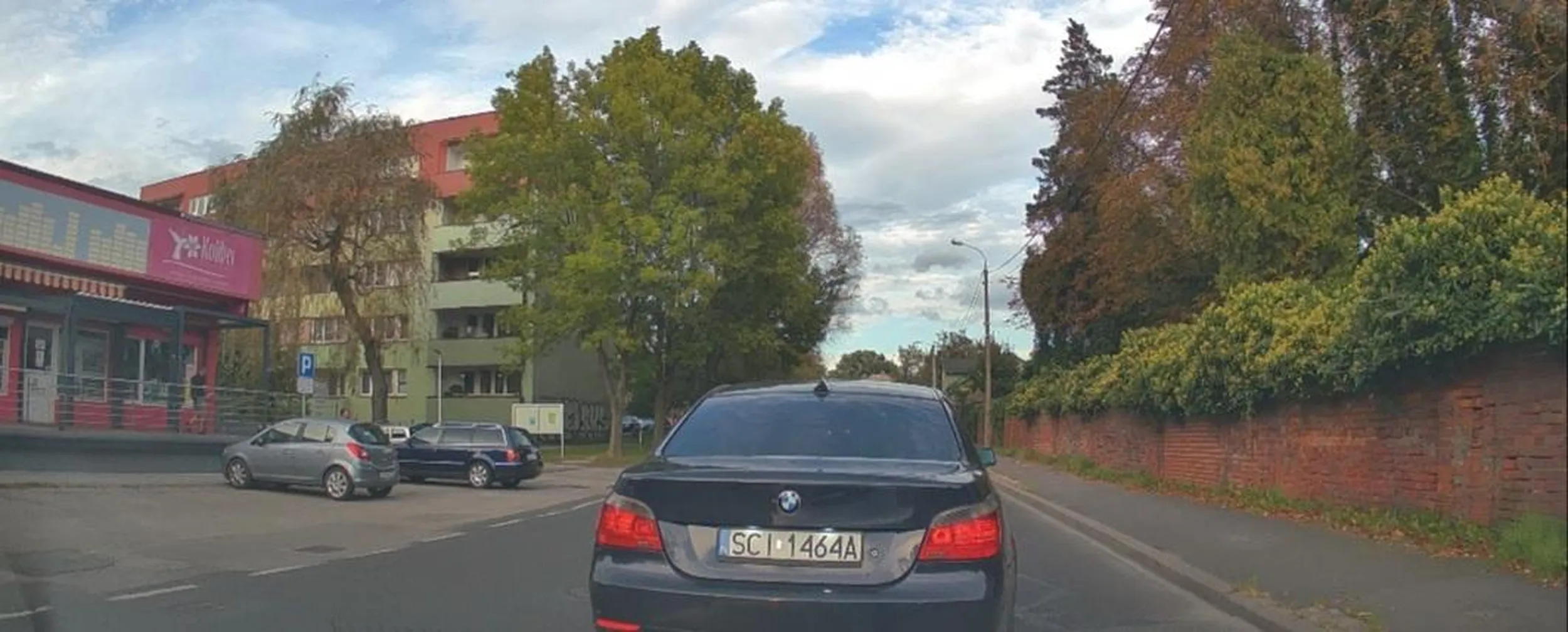 Kierowca BMW E60 zachowuje się na drodze jak Pan. Wyjeżdża spod sklepu nie patrząc na innych czy ktoś jedzie, nie używa kierunkowskazów. Zwykły burak. Brak kultury.