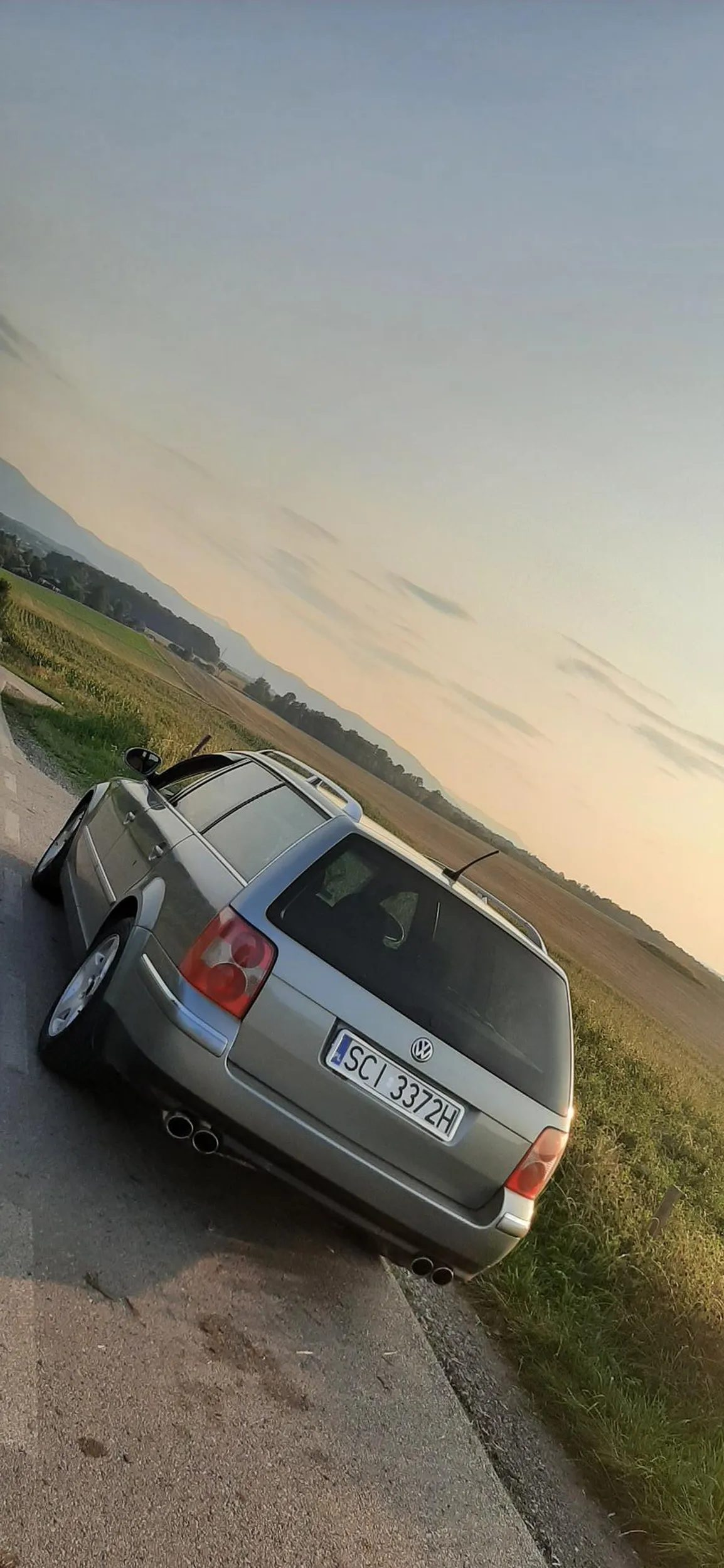 Fajna furka jak na passata . A co najlepsze kobieta za kółkiem a zabawa na światłach świetna.  Ps: co siedzi pod maską?? bo walka zacięta