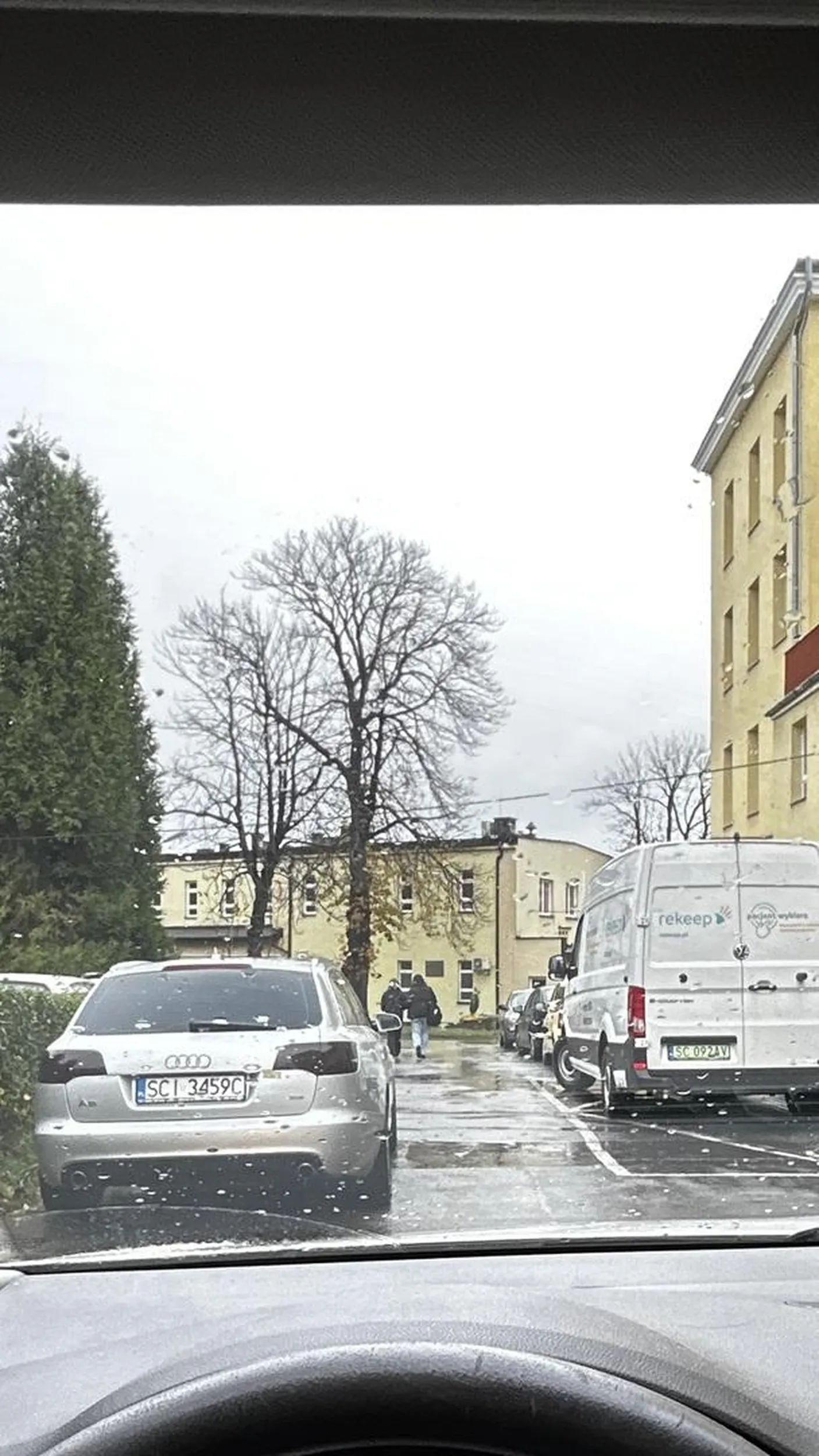 Ciemna masa zastawila parking pod szpitalem pediatrycznym w Bielsku. Korek stoi juz 10 minut bo nie umie zaparkowac jak czlowiek. Zenada!!!