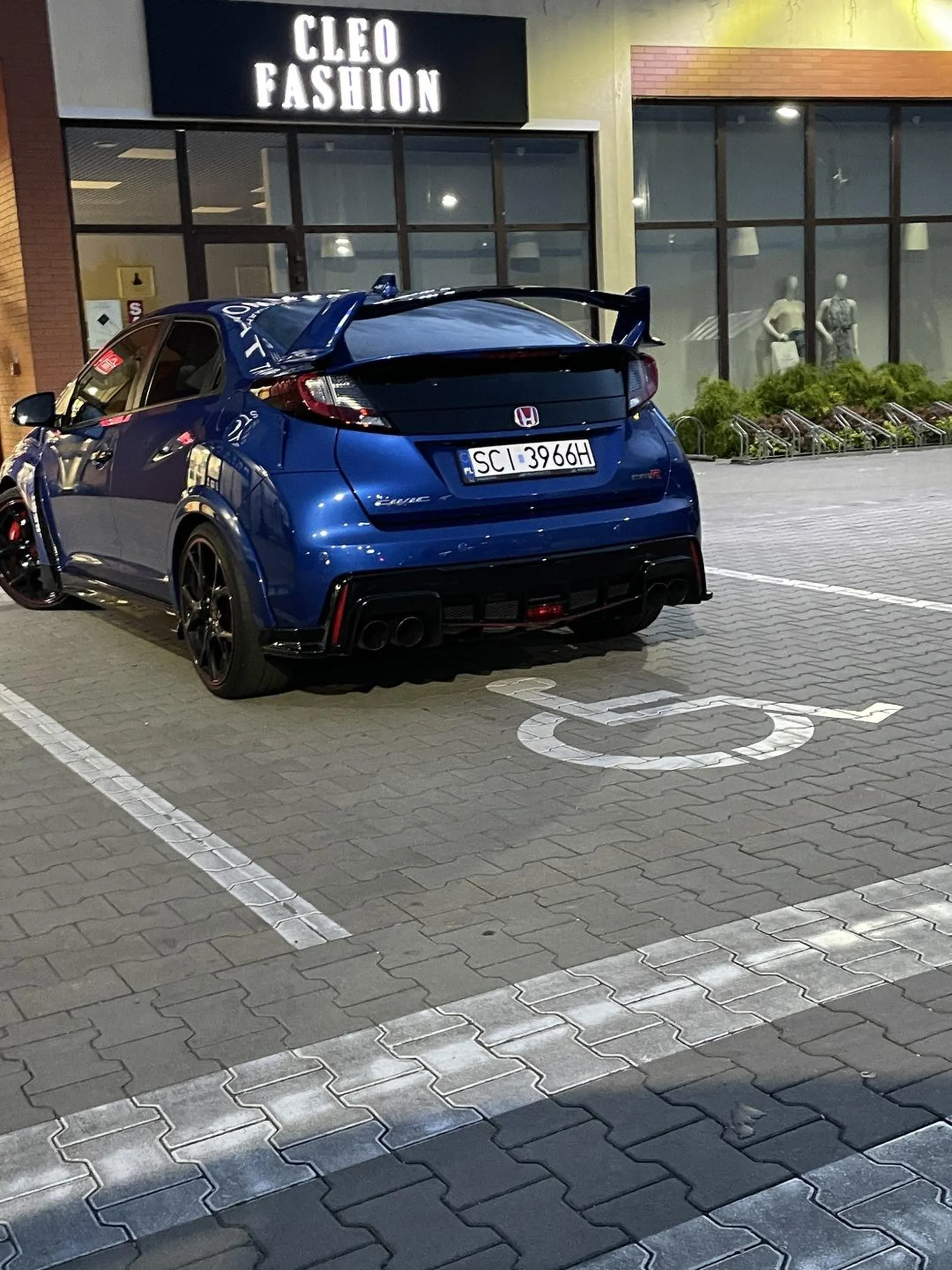 Serio? Tyle miejsc wolnych wokół a ty musiałeś stanąć na ??