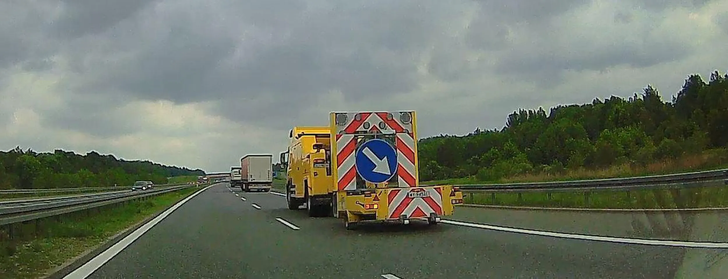 Oto pojazd pomocy drogowej, ciągnący zderzak służby drogowej wykorzystywany podczas prac na drogach szybkiego ruchu/autostradach - zderzak ma niesprawne oświetlenie i znak nakazujący omijać go z prawej strony. Bez komentarza.