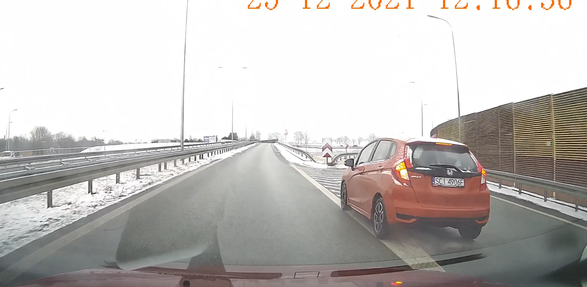 Kierowca nie potrafi się zdecydować który zjazd na autostradzie wybrać i stwarza niebezpieczeństwo.