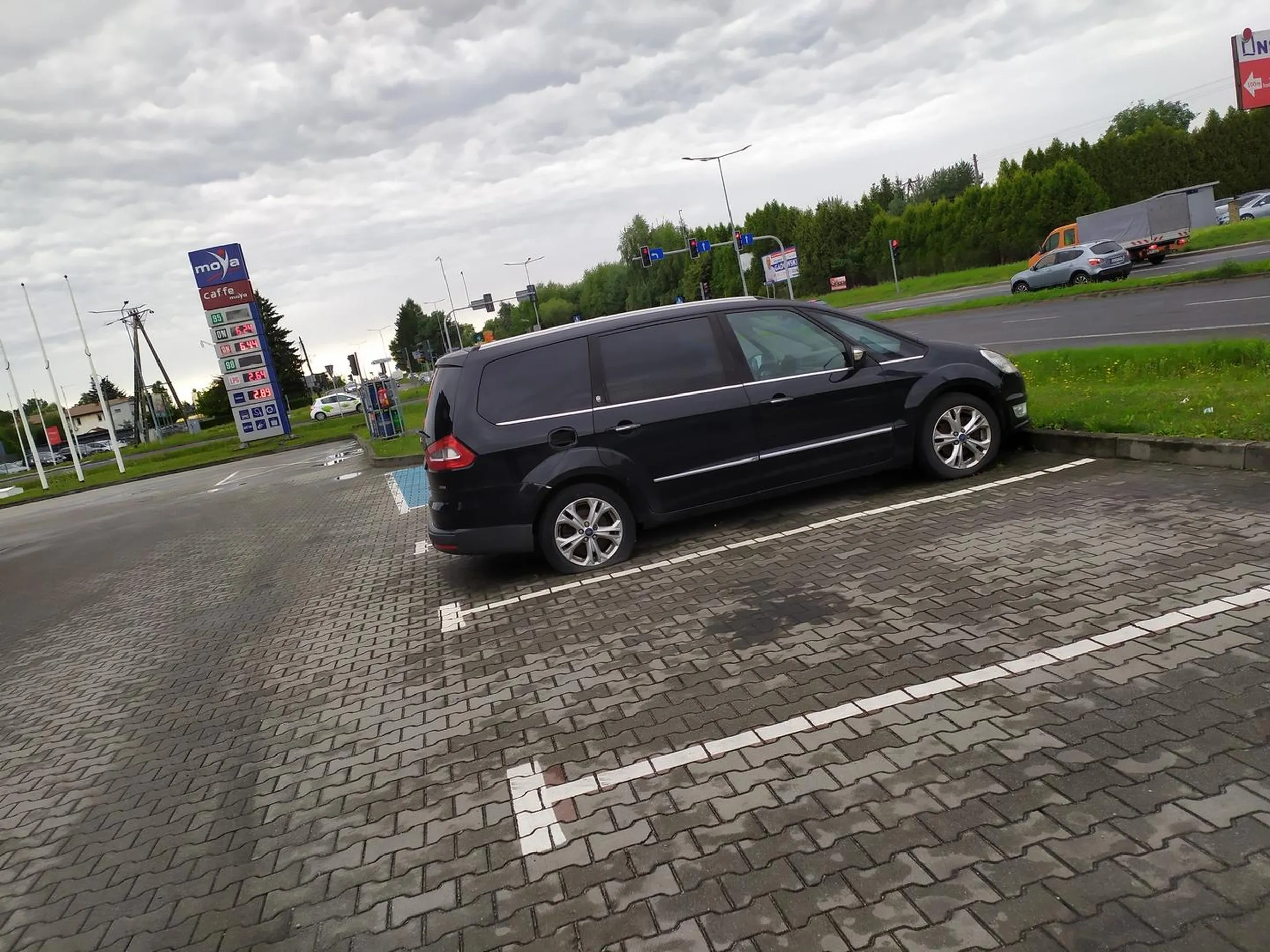 Jeżeli czyta to właściciel to Twój wóz stoi od dłuższego czasu na stacji Moya, przy ulicy Niepodległości w Jastrzębiu Zdroju