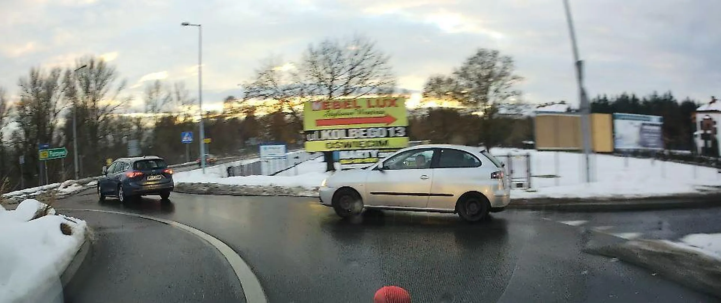 wjazd na rondo mimo jadącego po nim samochodu...