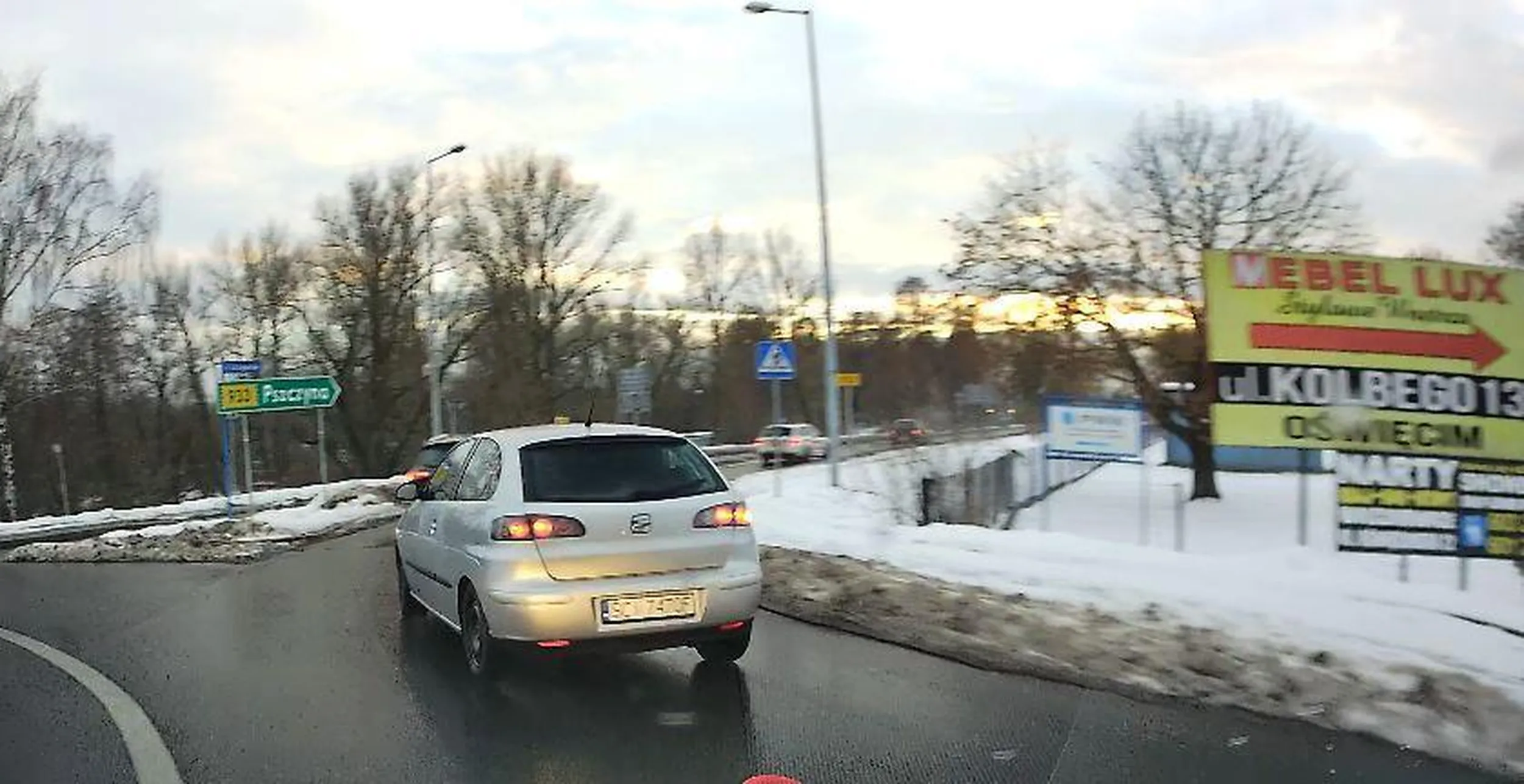 wjazd na rondo mimo jadącego po nim samochodu...