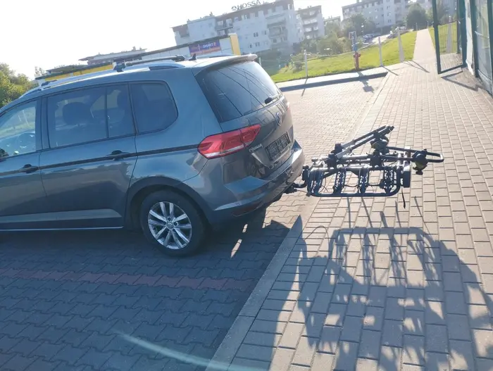 Kanalia zastawia chodnik w Gdańsku.