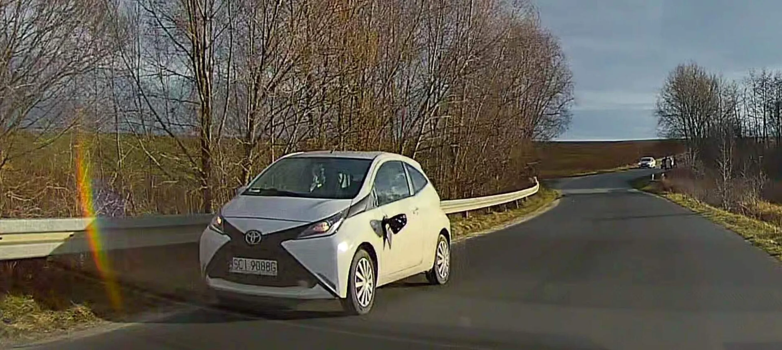 Nie pozdrawiam kobiety kierującej Toyota Yaris. Osoba uciekła z miejsca zdarzenia ale wszystko uchwyciła kamera