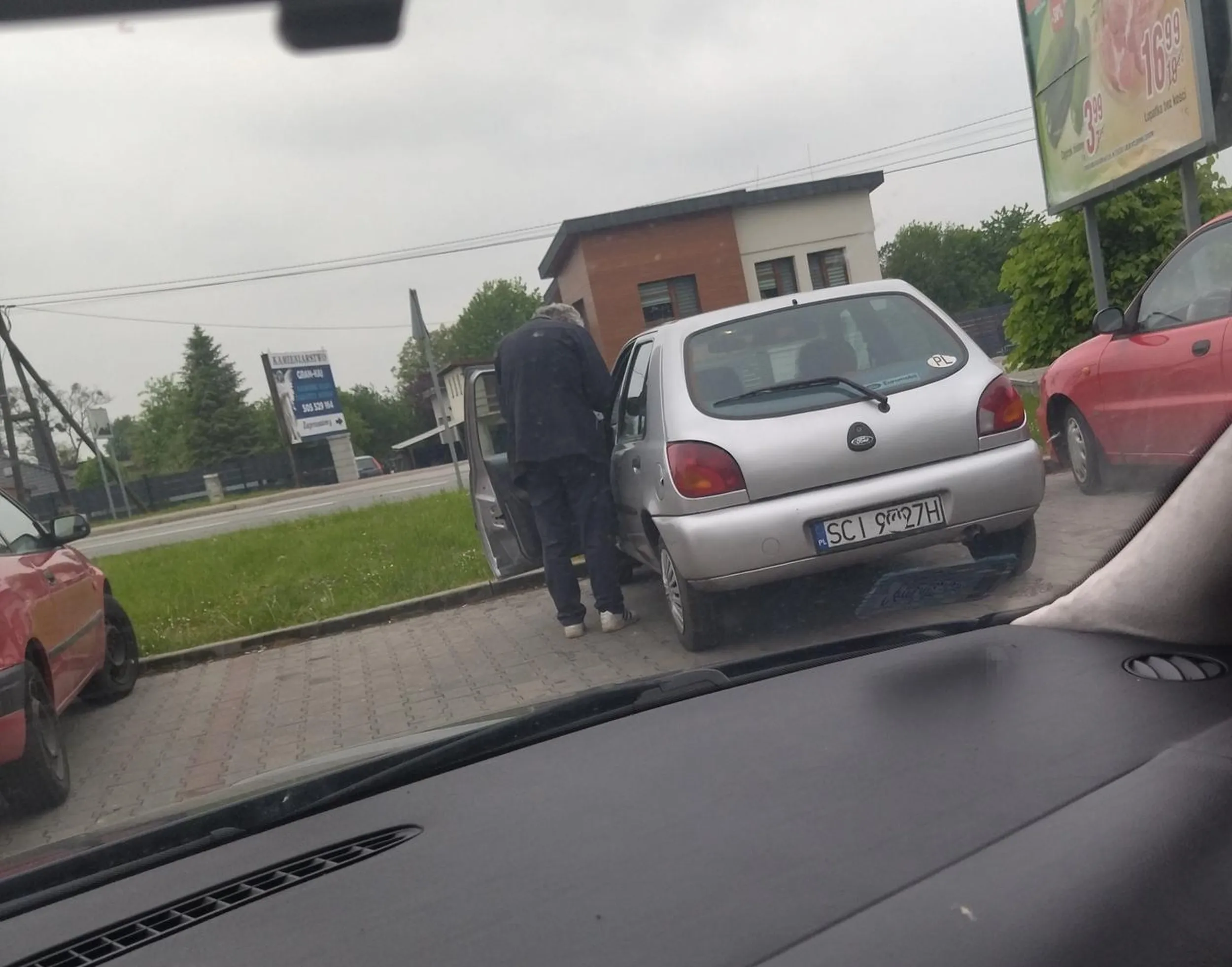 Zaparkowane auto na półtora miejsca parkingowego, kiedy czekałam aż odjedzie (brak miejsc na parkingu) Pan zaczął sobie grzebać obok samochodu w saszetce, tak długo aż odjechałam.