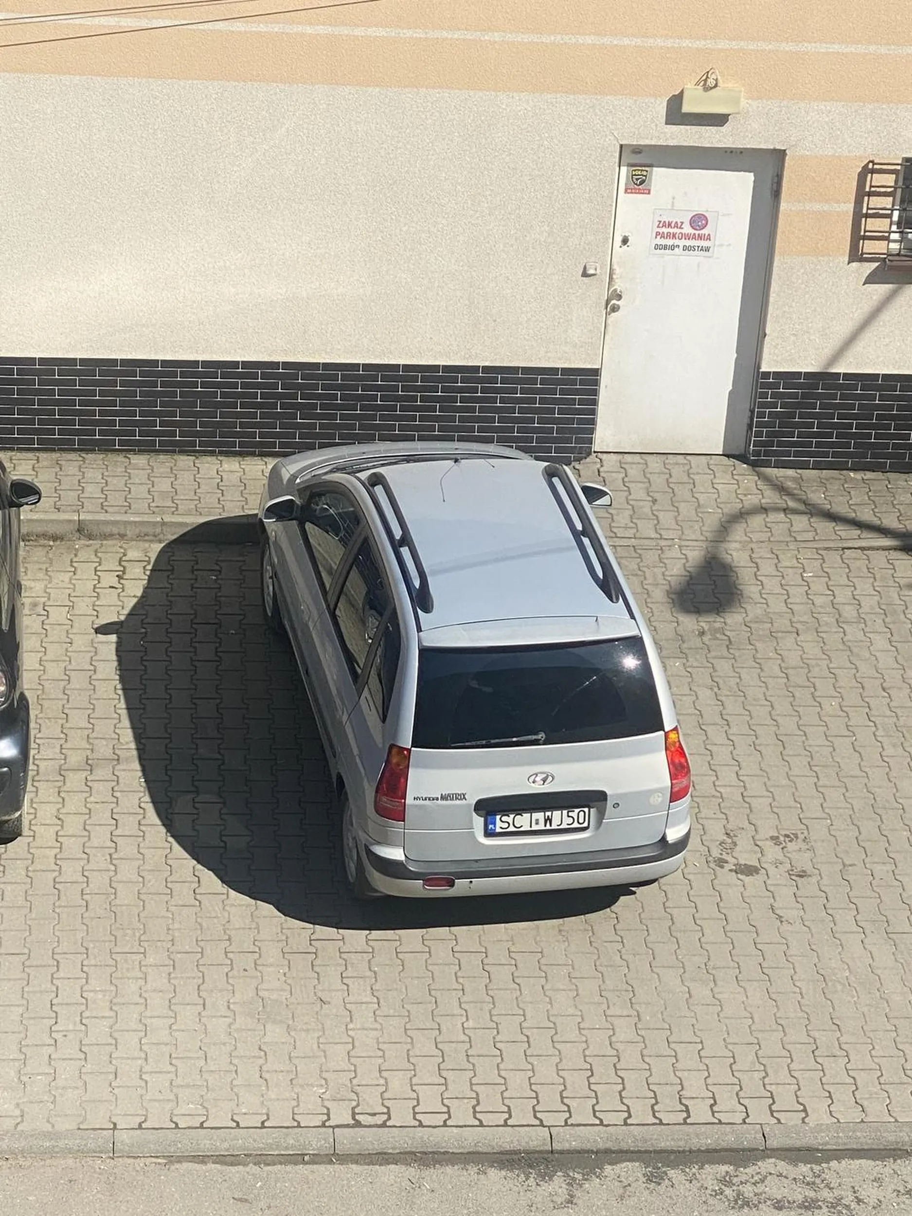 Parkowanie trwało dobre 5 minut a kierowca i tak stanął krzywo+ na zakazie. Nie pozdrawiam