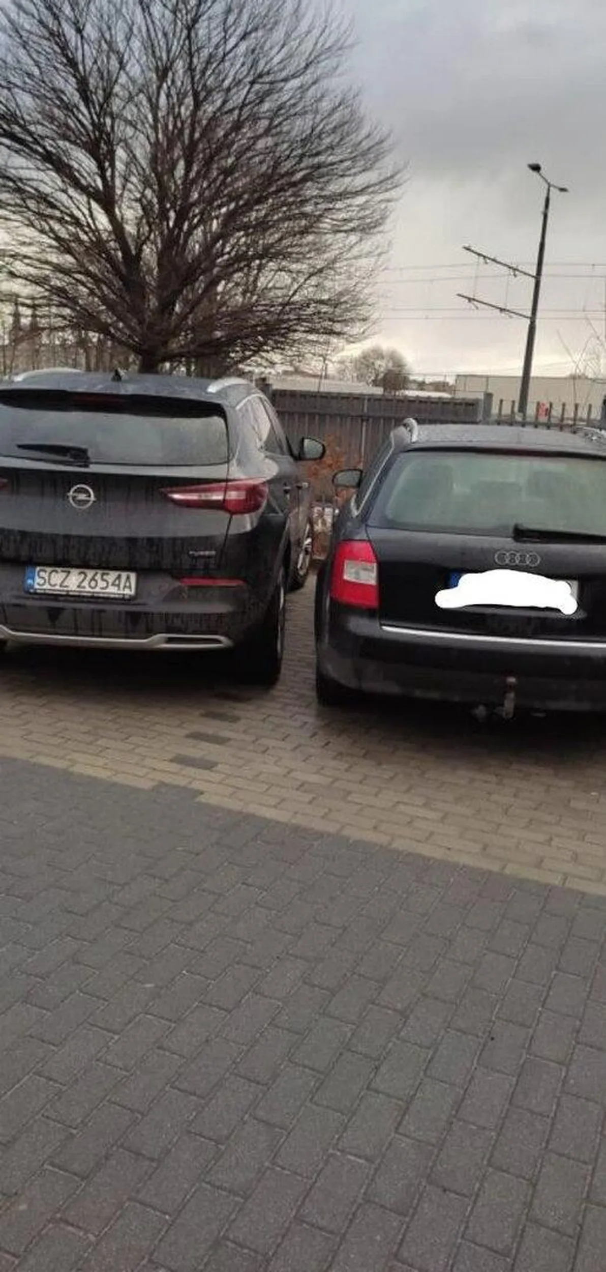 Kierowca nie potrafi parkować w liniach. Uniemożliwia wsiądnięcie do samochodu zaparkowanego obok poprawnie.