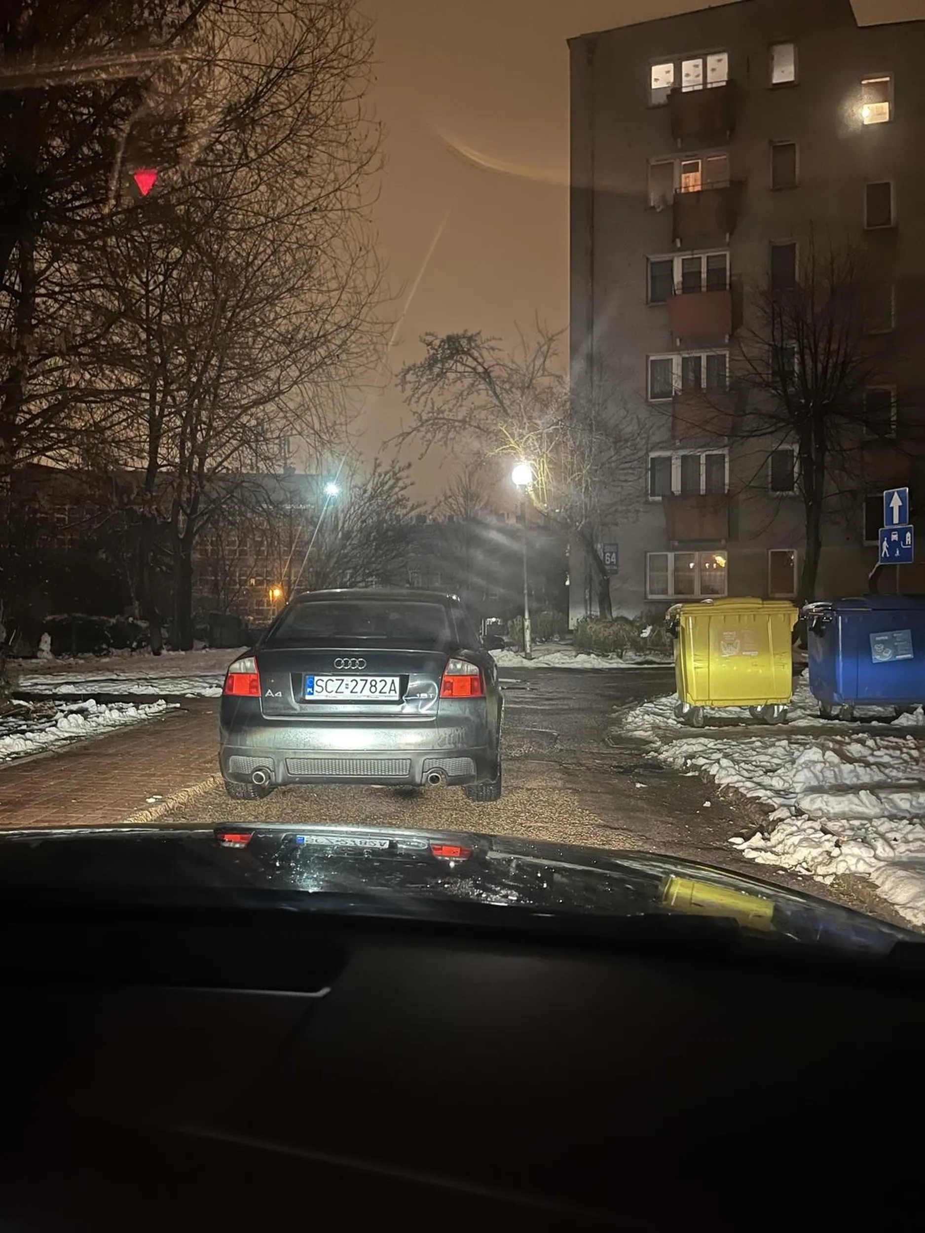 Kierowca zastawia wjazd do bloków i na parking. Zero wyobraźni, porażka. Prawo jazdy wygrane chyba w laysach.