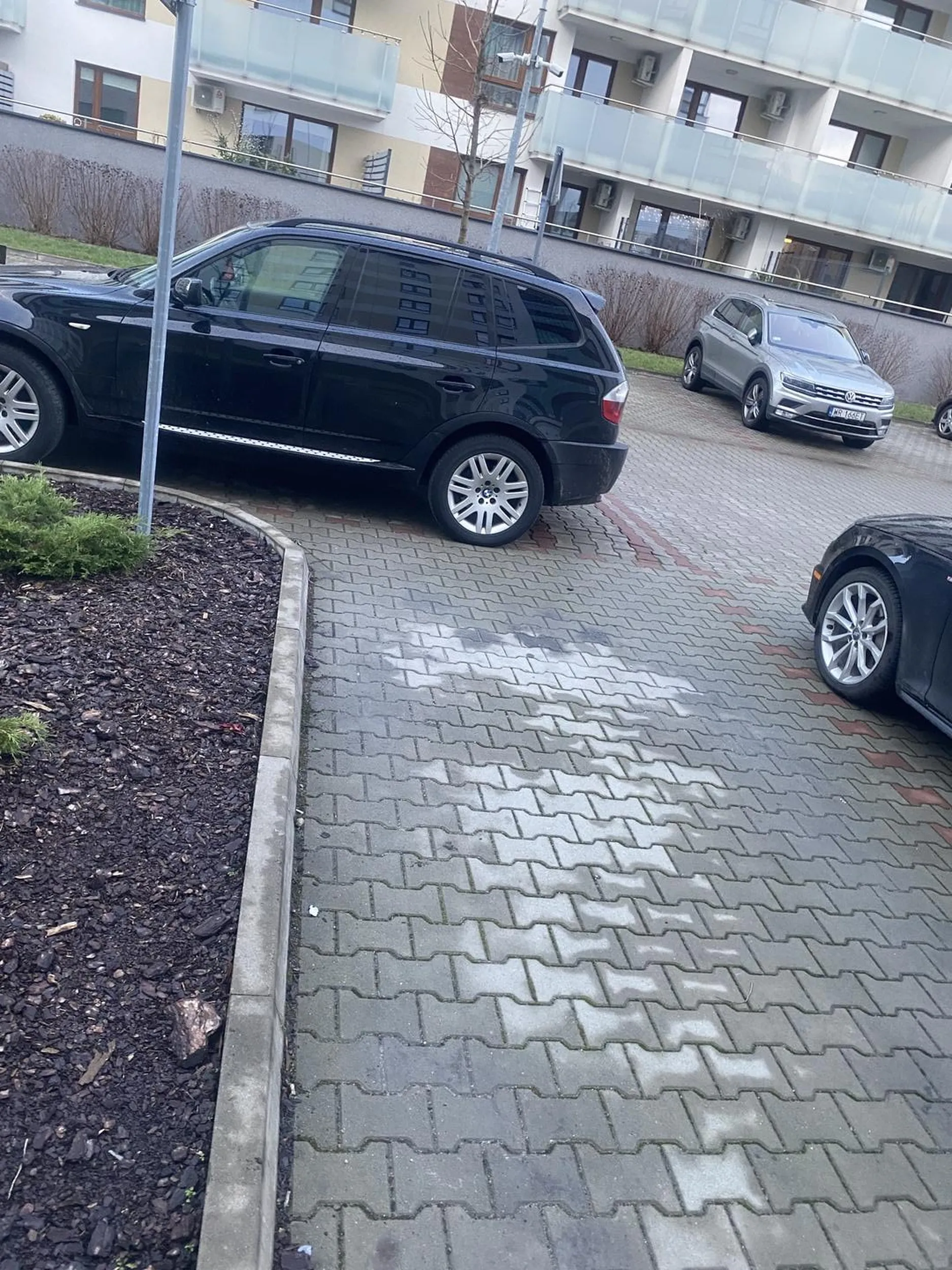 Pajac parkować nie potrafi zastawia prywatne miejsca! Myśli że jak ma BMW to wszystko mu wolno tragedia…