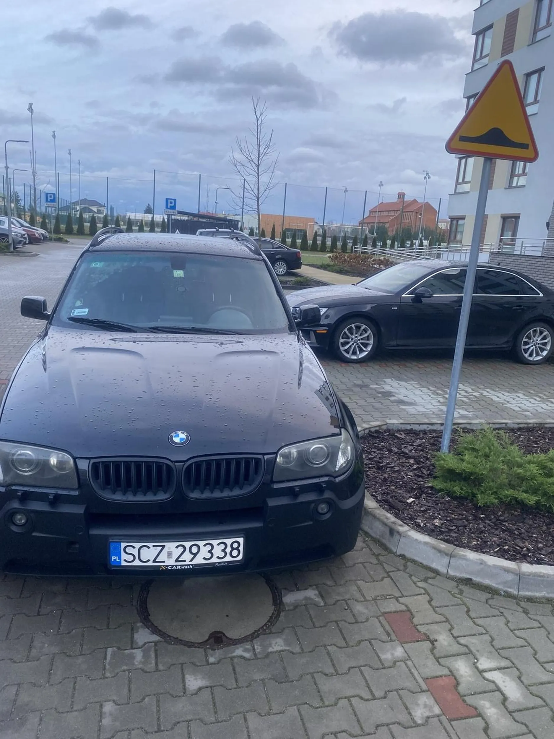 Pajac parkować nie potrafi zastawia prywatne miejsca! Myśli że jak ma BMW to wszystko mu wolno tragedia…