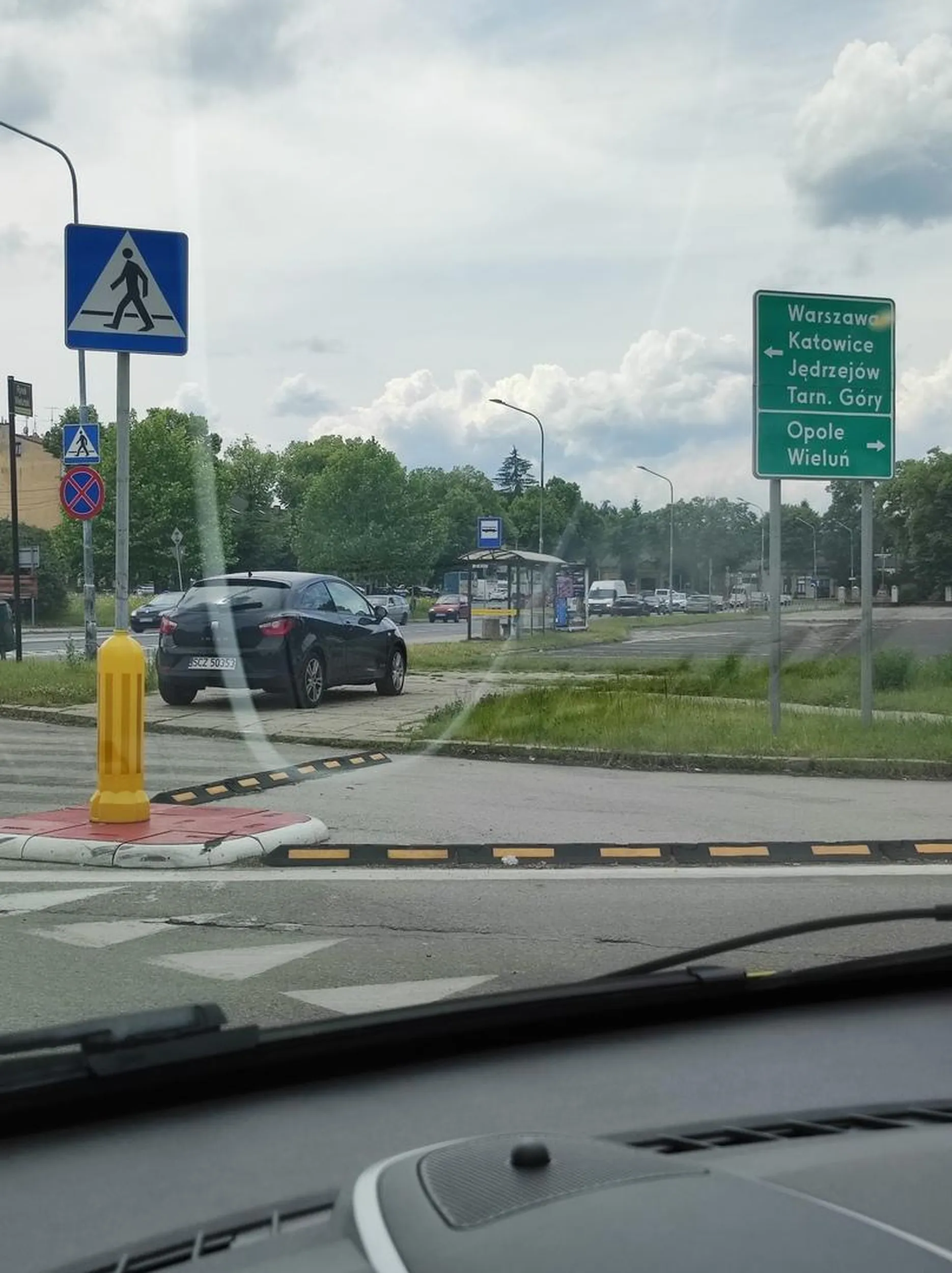 jak spojrzysz dalej niż czubek swojego nosa to zobaczysz parking przed sobą, nie trzeba na chodniku przy przejściu ;)