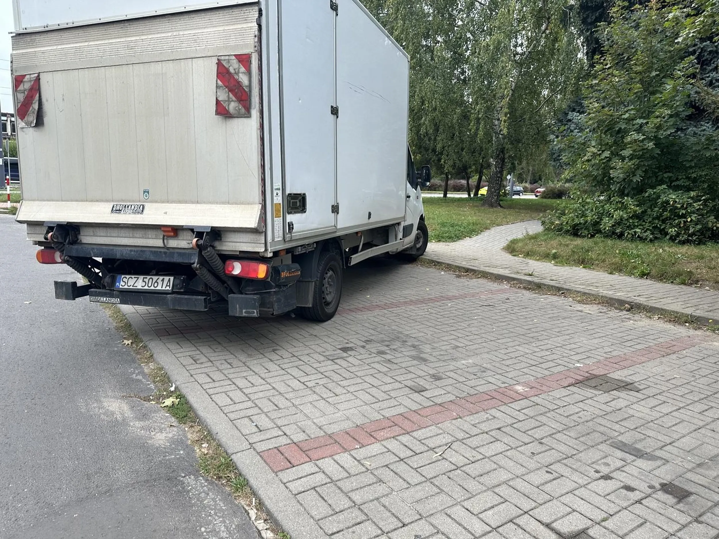 Niestety dla kierowcy tego dostawczaka jedno miejsce parkingowe to za mało potrzebne mu są aż trzy. Skandal!!!